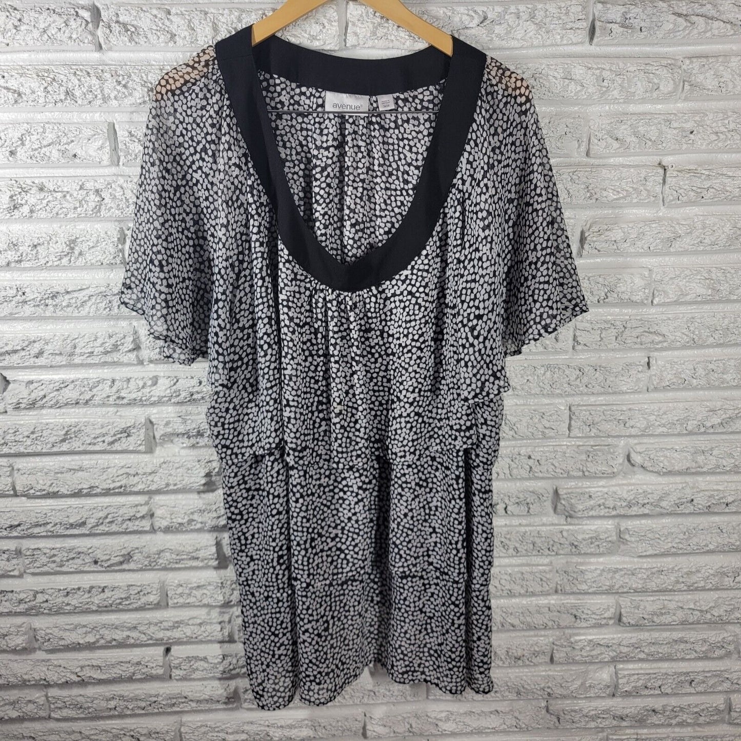 Avenue Women Top 26 28 Plus Tunic Flutter Sleeve White Squares Ruffle Sheer