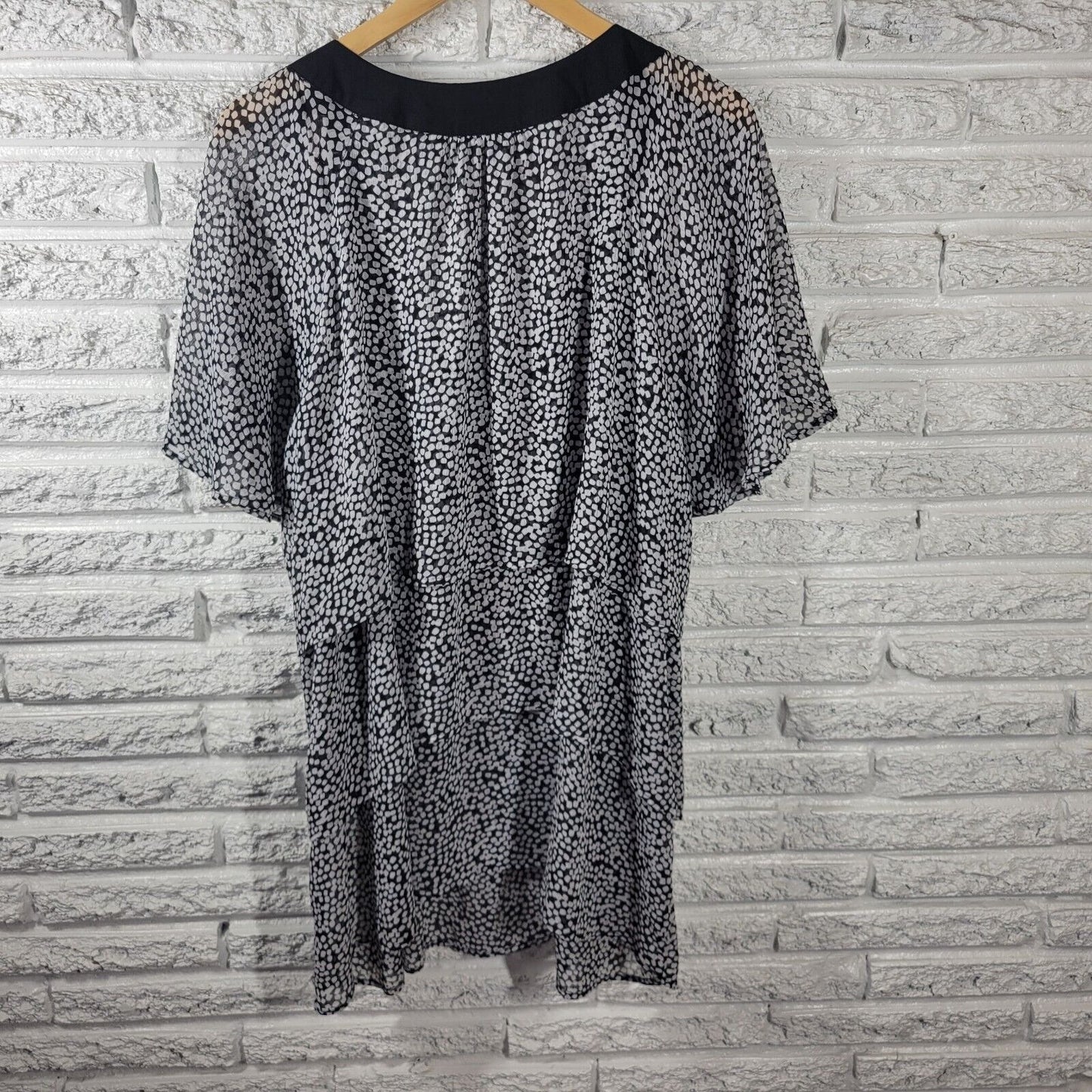 Avenue Women Top 26 28 Plus Tunic Flutter Sleeve White Squares Ruffle Sheer