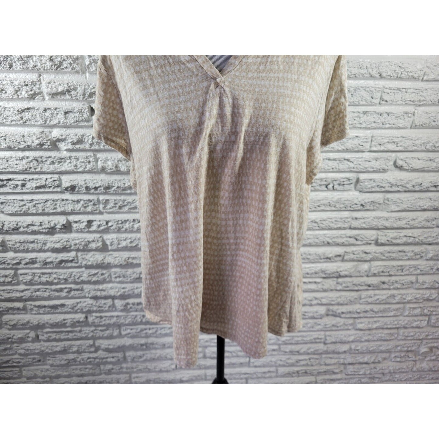 Liz Claiborne Women Top XXL Plus Cap Sleeve Beige Geometric Casual Stretch VNeck