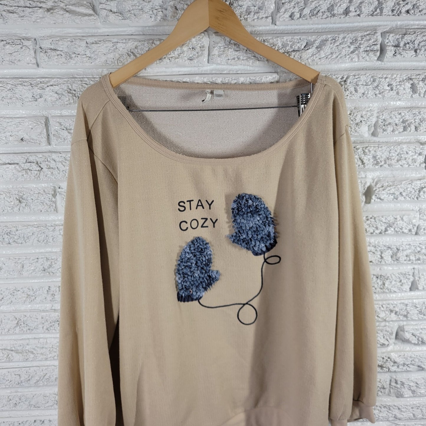 Cato Est 1946 Womens Sweatshirt 22W 24W Plus Beige 3D Mittens Stay Cozy Metallic