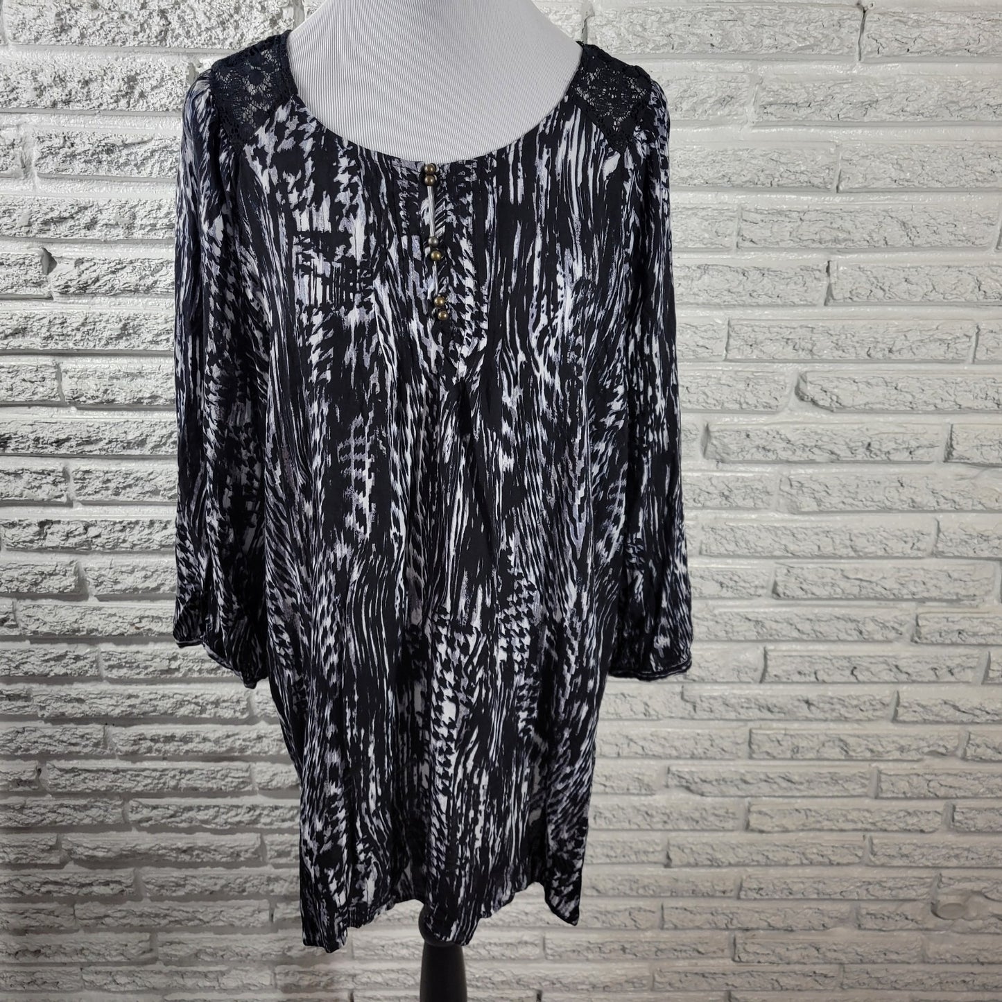 Avenue Women Top 26 28 Plus Long Sleeve Black Watercolor Lace Trim Rayon Button