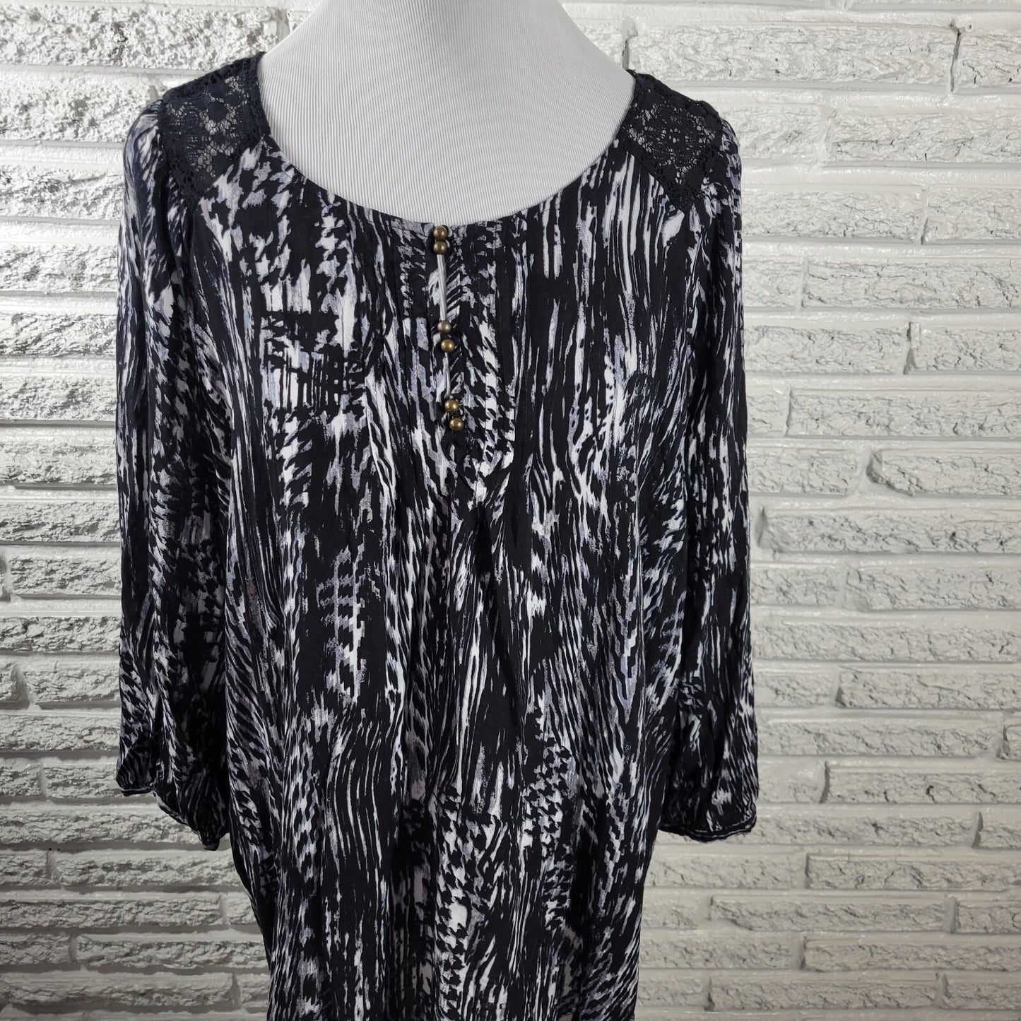 Avenue Women Top 26 28 Plus Long Sleeve Black Watercolor Lace Trim Rayon Button