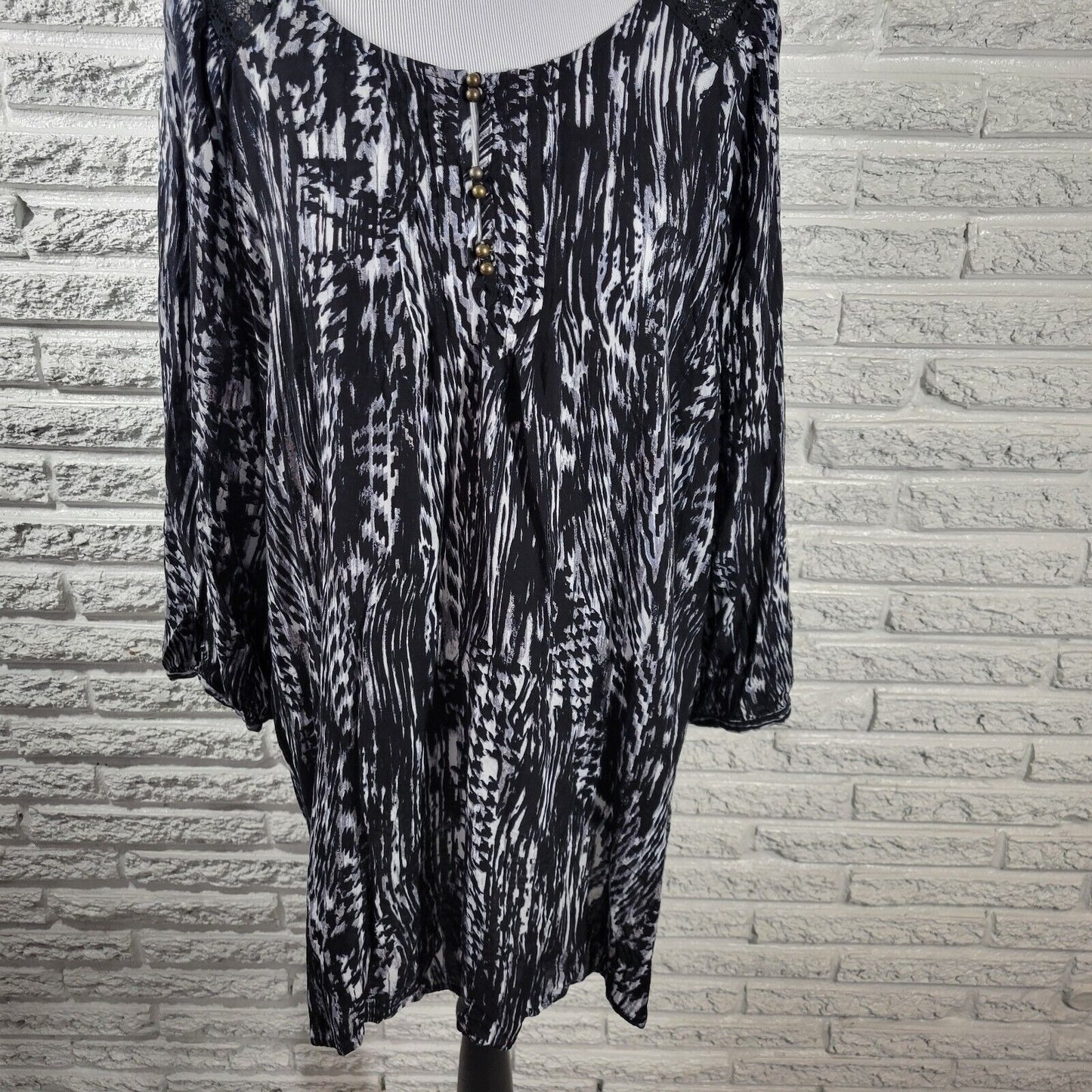 Avenue Women Top 26 28 Plus Long Sleeve Black Watercolor Lace Trim Rayon Button