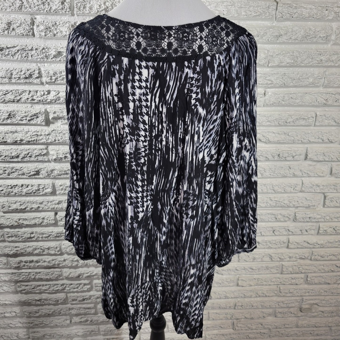 Avenue Women Top 26 28 Plus Long Sleeve Black Watercolor Lace Trim Rayon Button