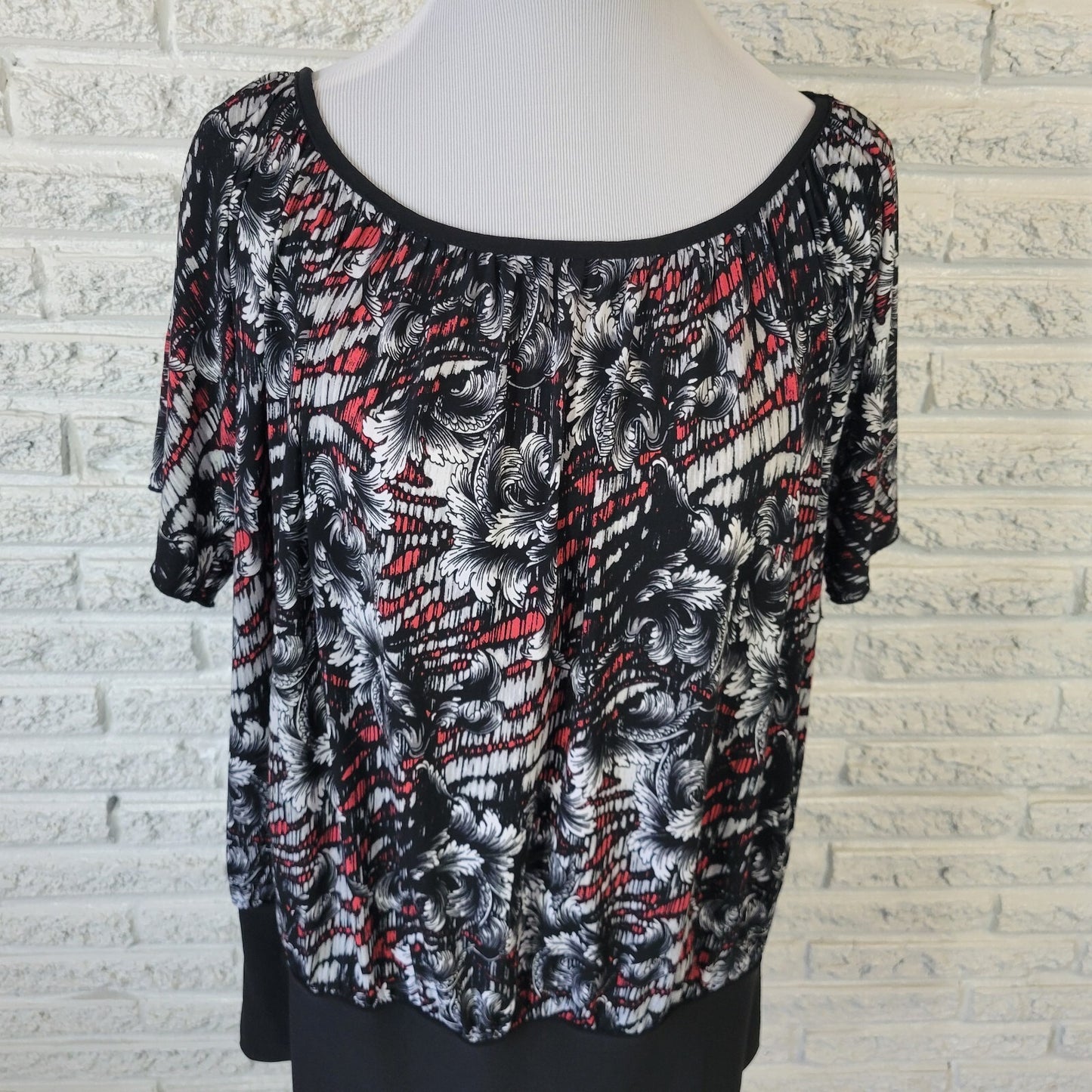 Cocomo Womens Top 1X Plus Dolman Sleeve Black Red Floral Keyhole Back Poly Blend
