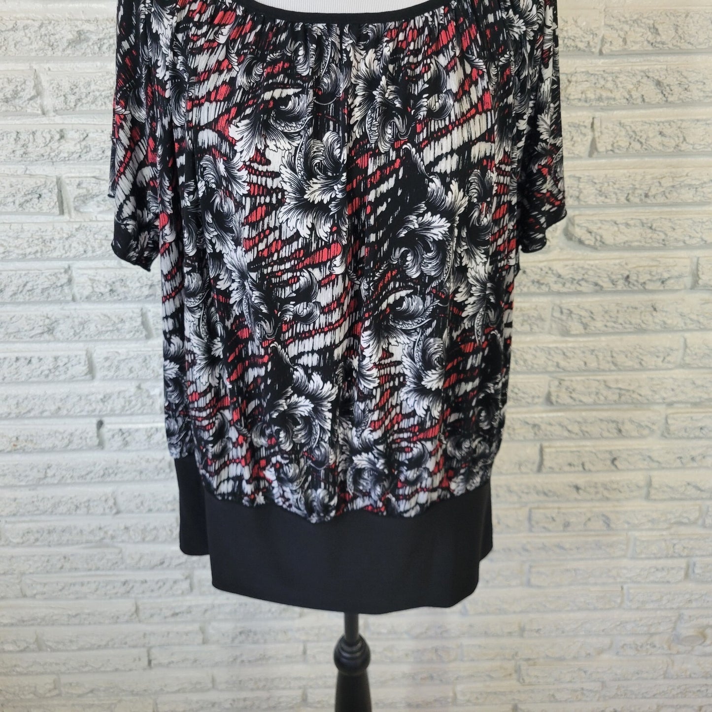 Cocomo Womens Top 1X Plus Dolman Sleeve Black Red Floral Keyhole Back Poly Blend