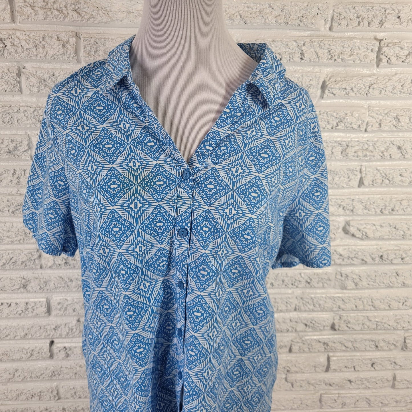 Erika Women's XL Blue White Geometric Collared Button-Up Top Short Sleeve Cotton