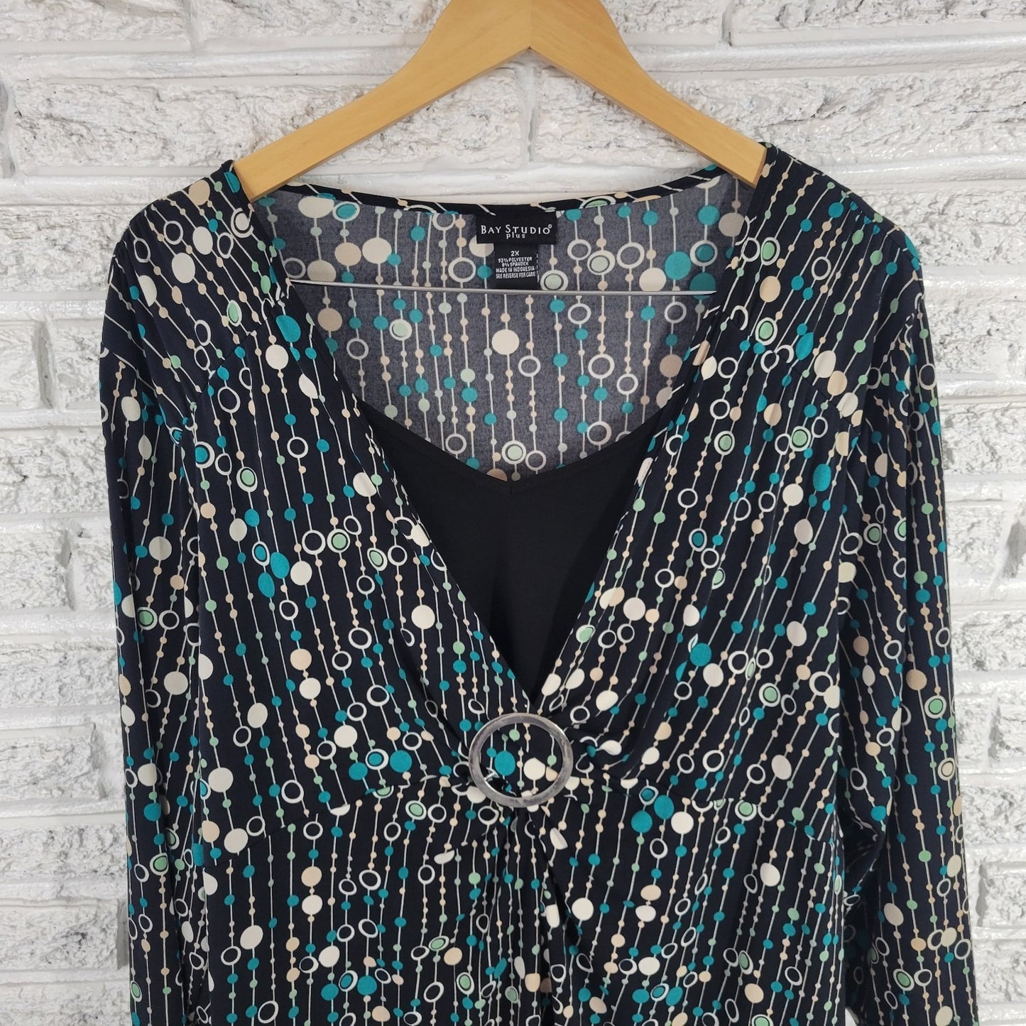 Bay Studio Women's Top 2X Plus Black Blue Circle Geometric V-Neck Stretch