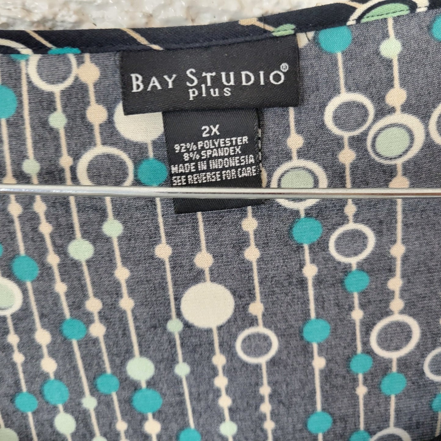 Bay Studio Women's Top 2X Plus Black Blue Circle Geometric V-Neck Stretch