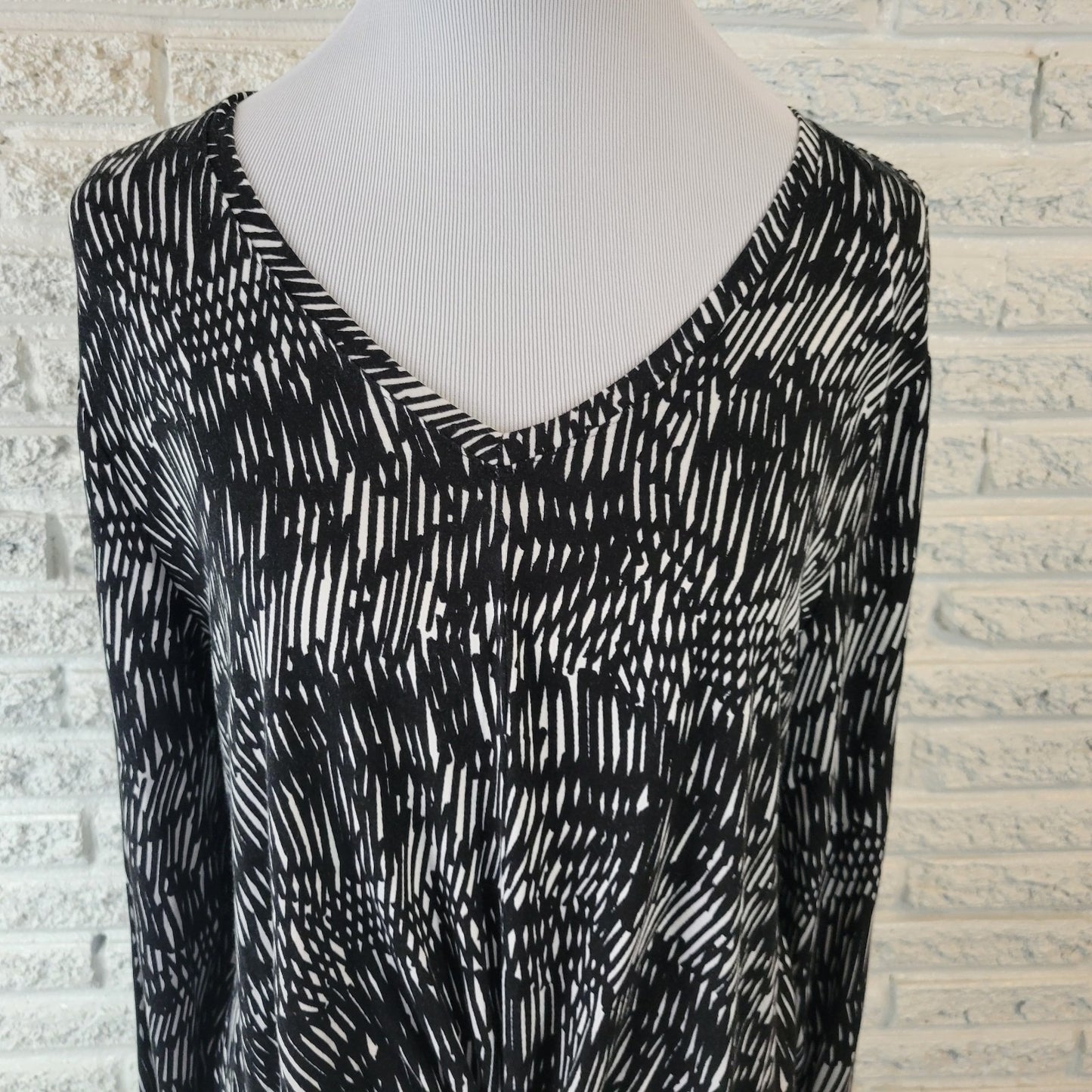 Simply Vera Wang Womens Top XL Long Sleeve Black Geometric Lightweight Office