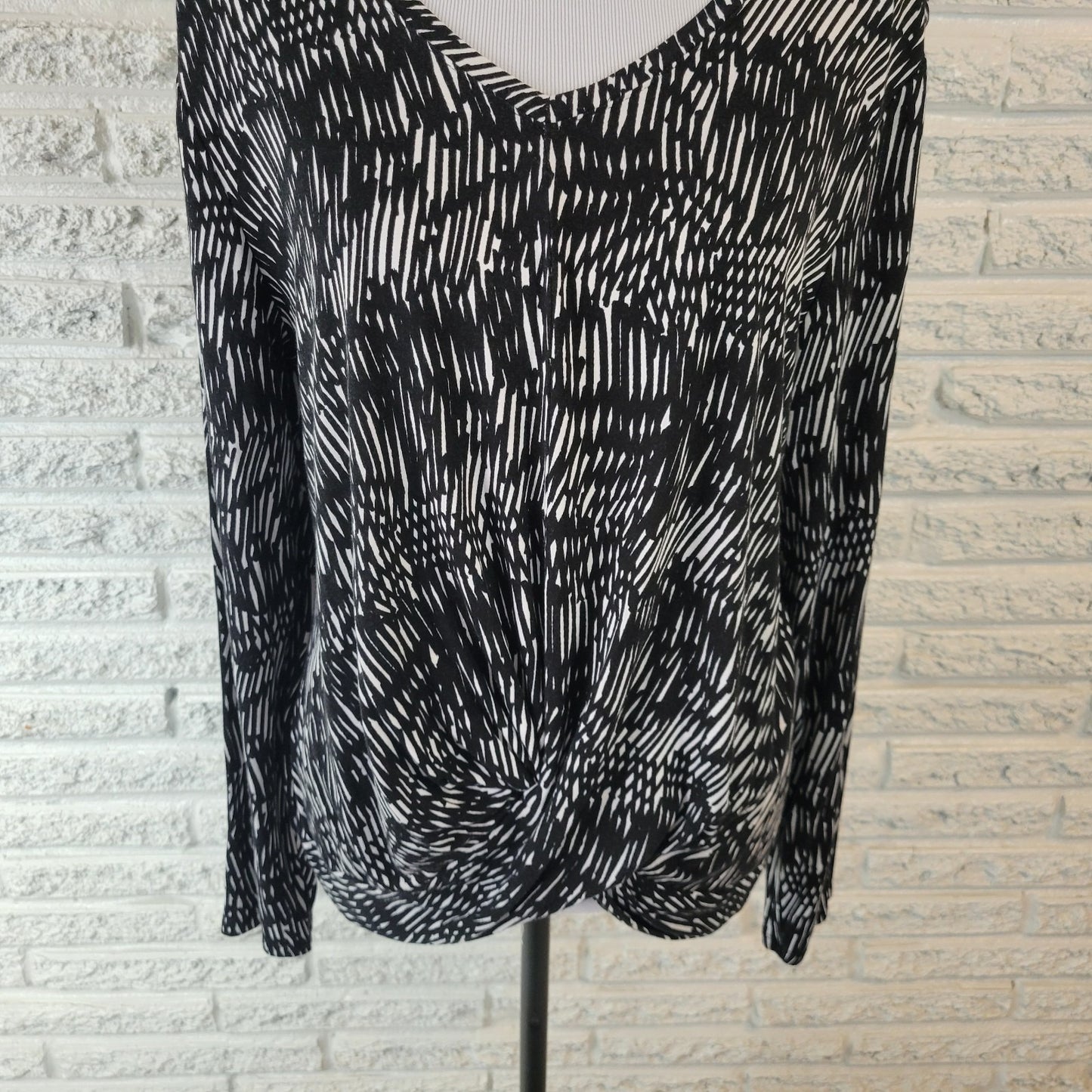 Simply Vera Wang Womens Top XL Long Sleeve Black Geometric Lightweight Office