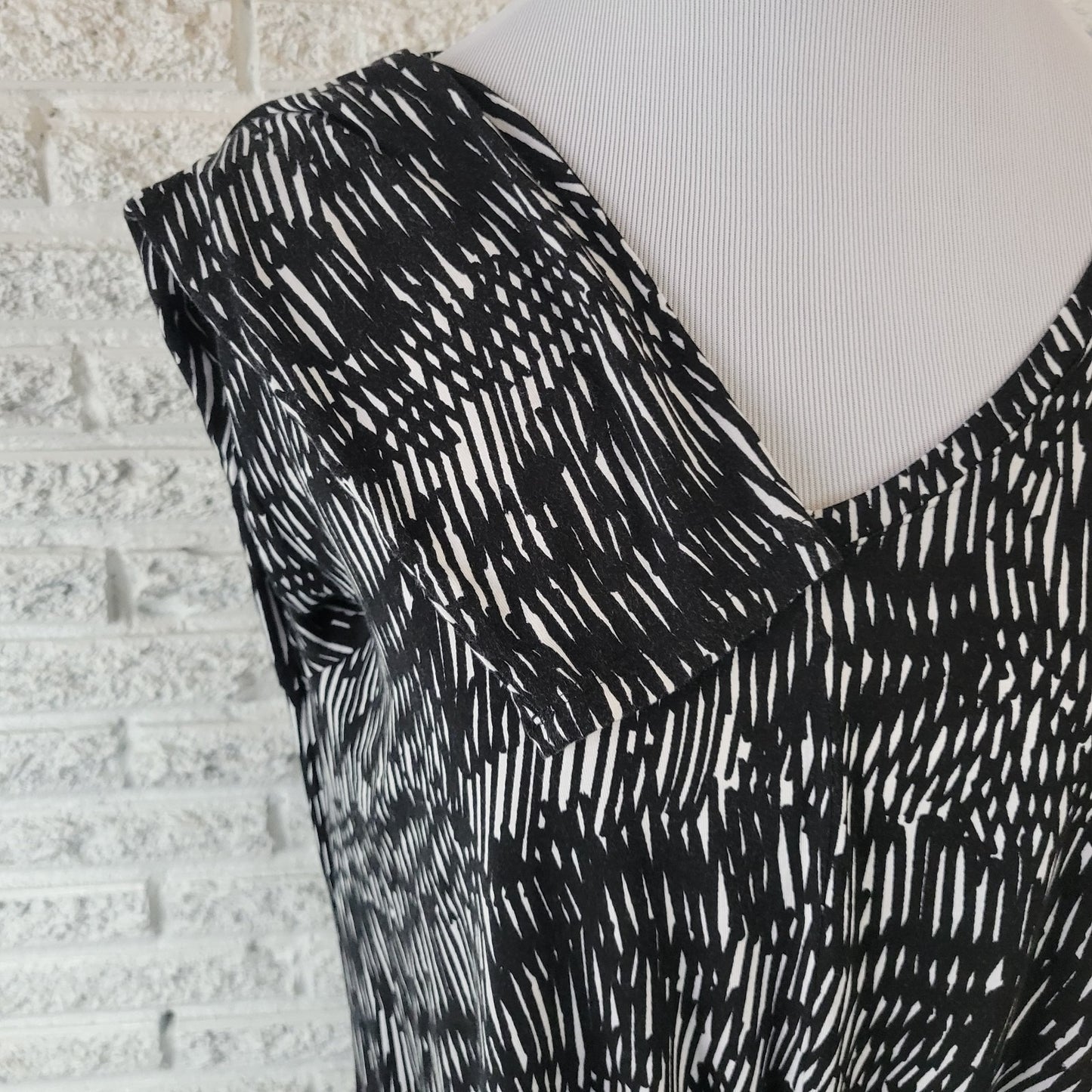 Simply Vera Wang Womens Top XL Long Sleeve Black Geometric Lightweight Office