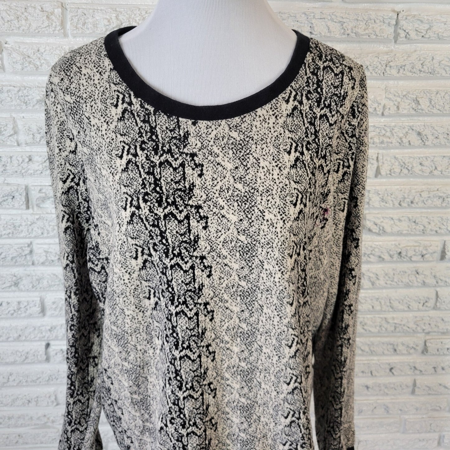 BB Dakota Womens Sweatshirt 2X Plus Black Gray Animal Print Comfy Poly Blend