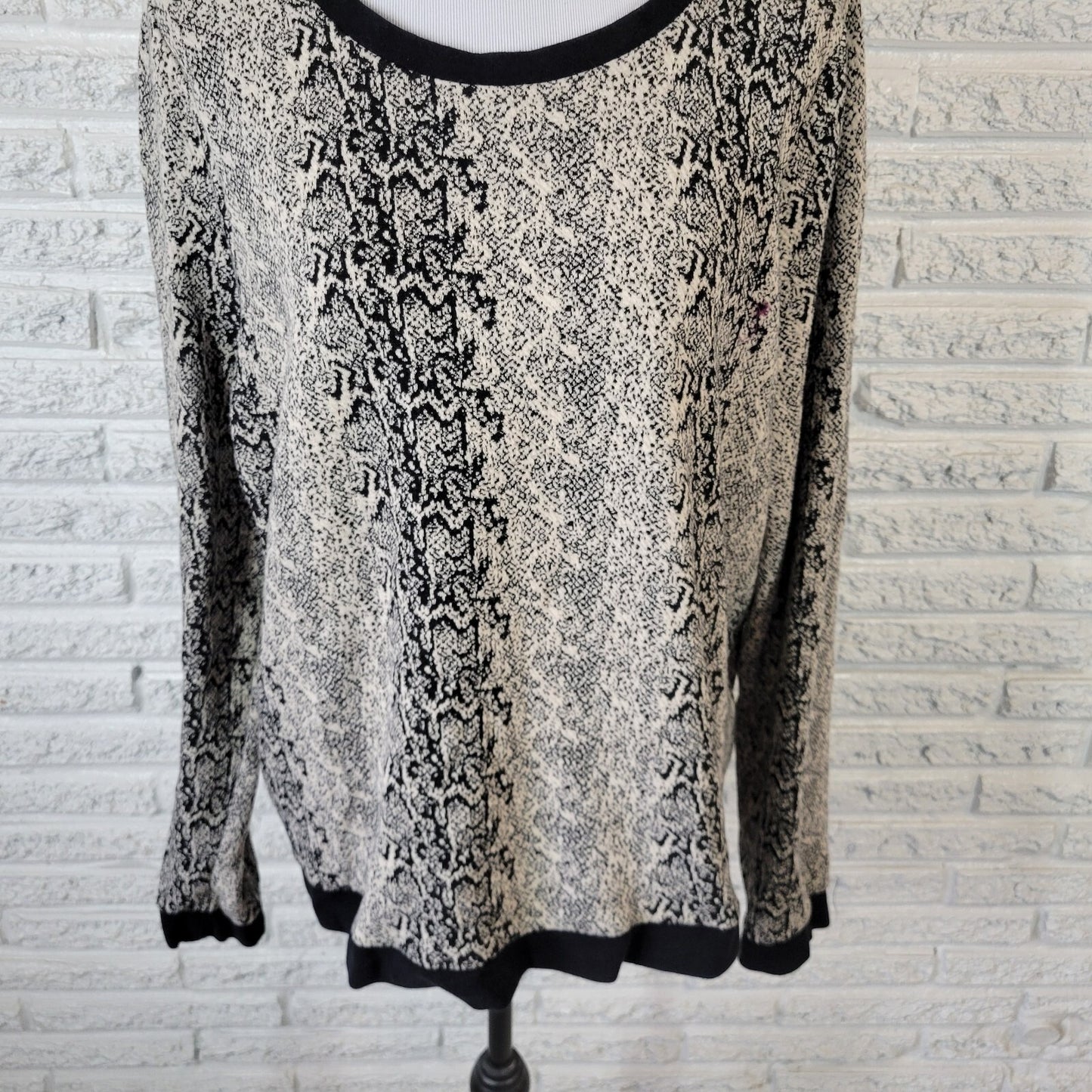 BB Dakota Womens Sweatshirt 2X Plus Black Gray Animal Print Comfy Poly Blend