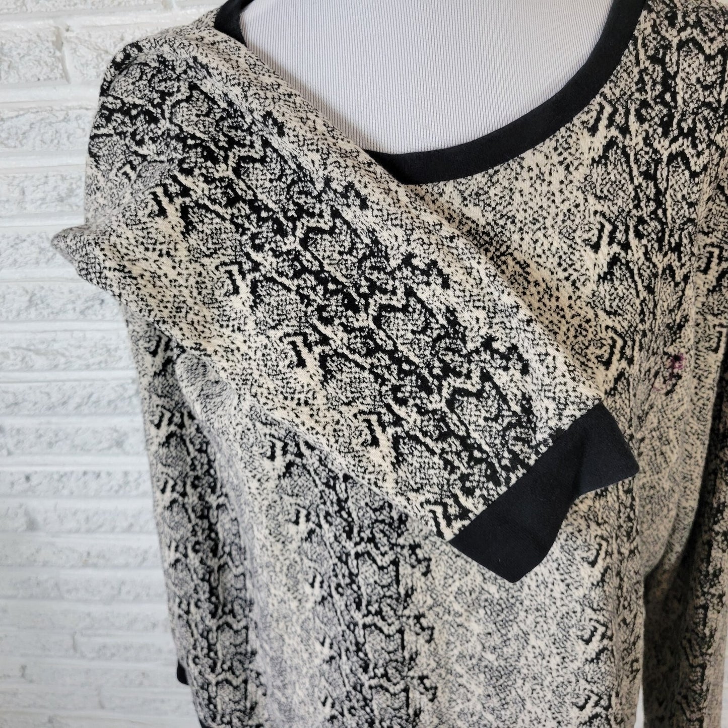 BB Dakota Womens Sweatshirt 2X Plus Black Gray Animal Print Comfy Poly Blend