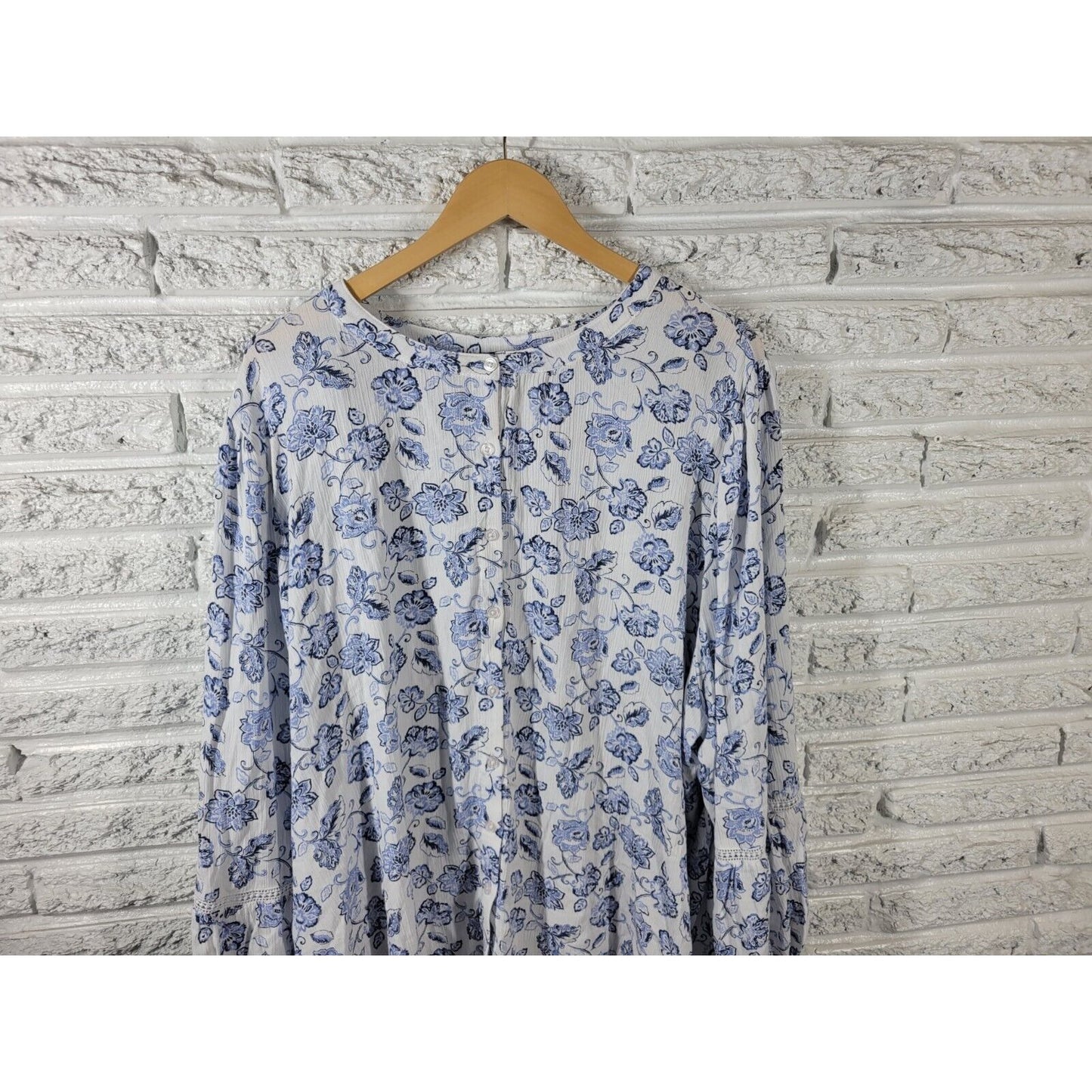 Angels Forever Young Women Top 3X Plus Long Sleeve Blue Floral Lightweight Rayon