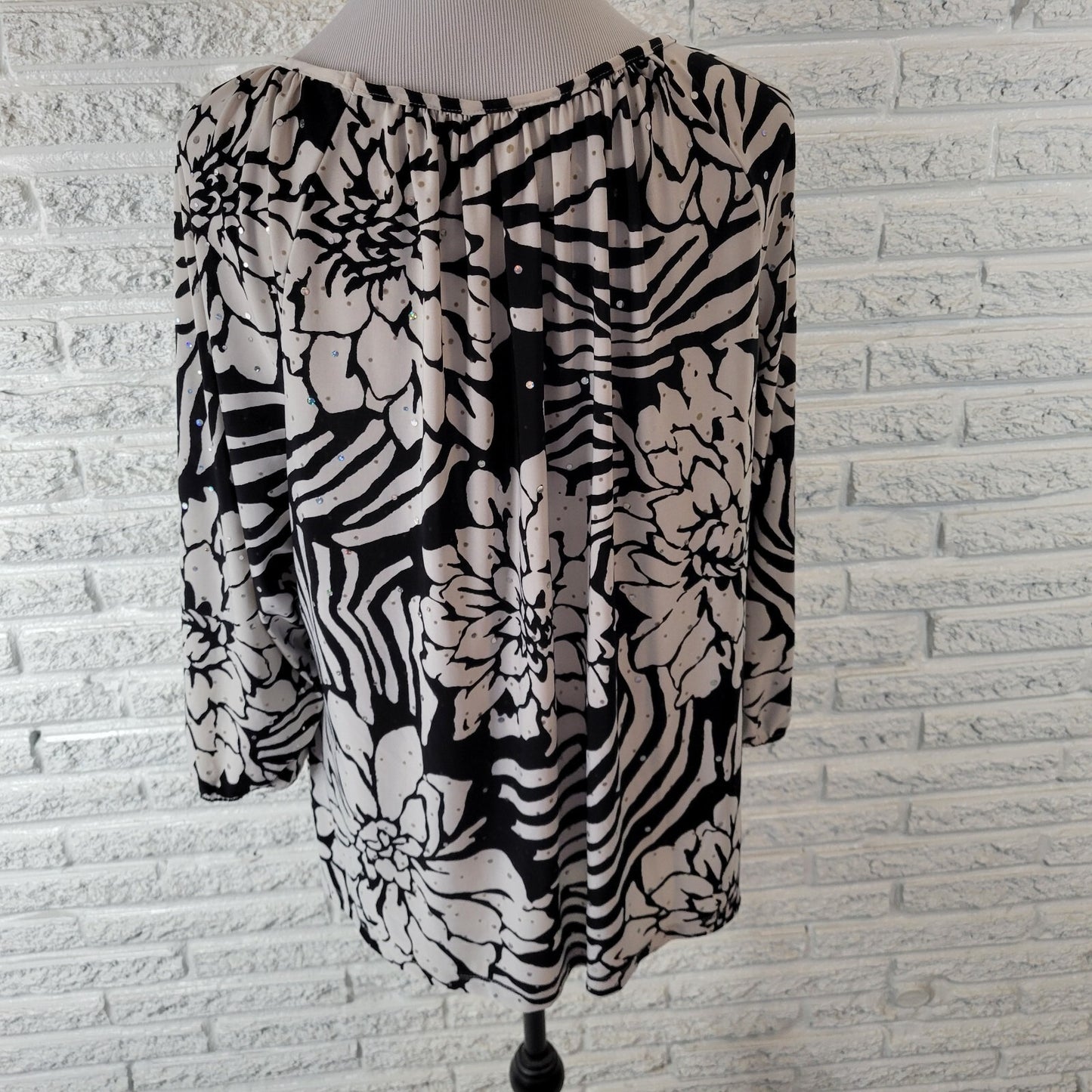 Rebecca Malone Womens Top 1X 3/4 Sleeve Black White Floral Sequins Poly Blend