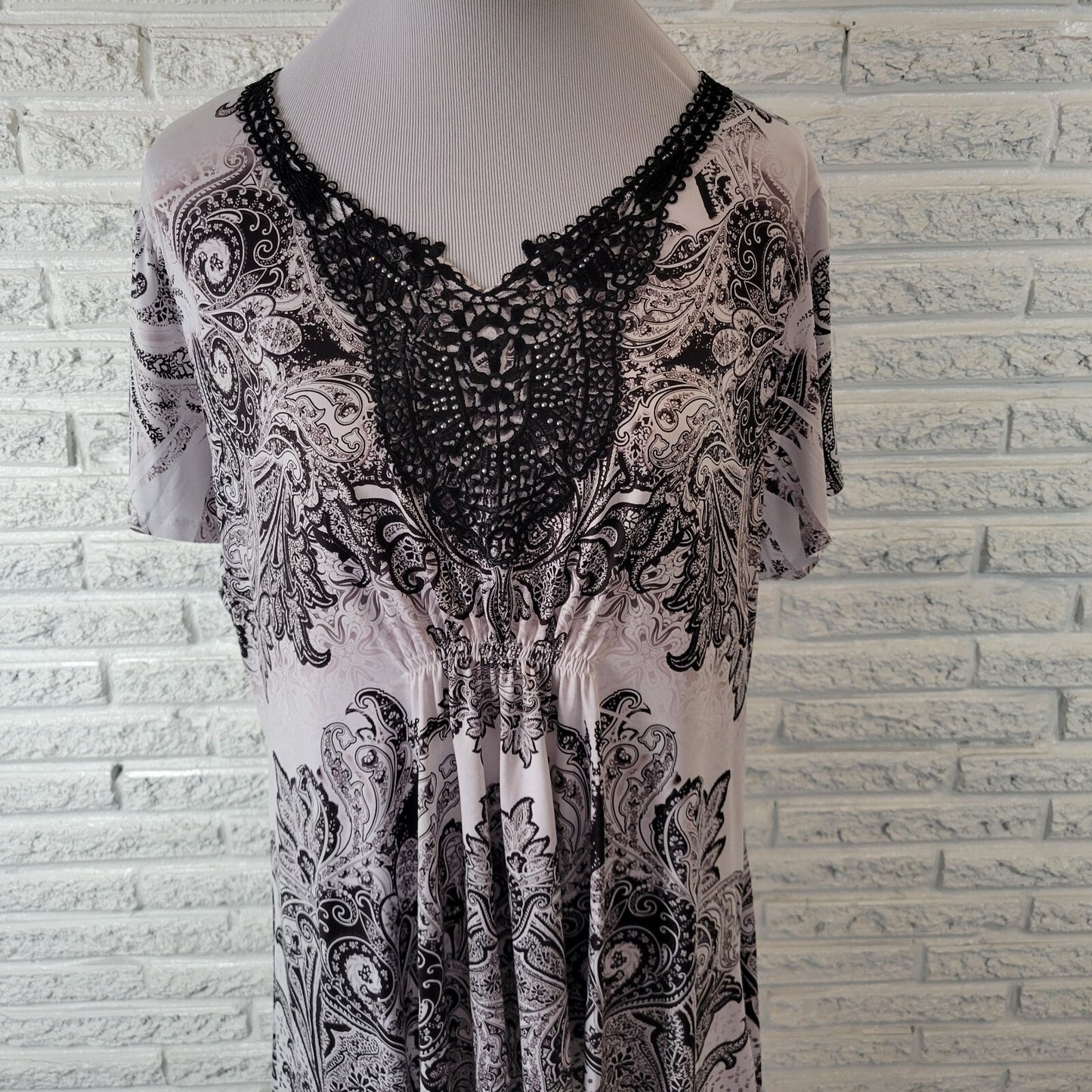 World Unity Womens Top 2X Plus Black White Paisley Asymmetric Lace Trim Studded