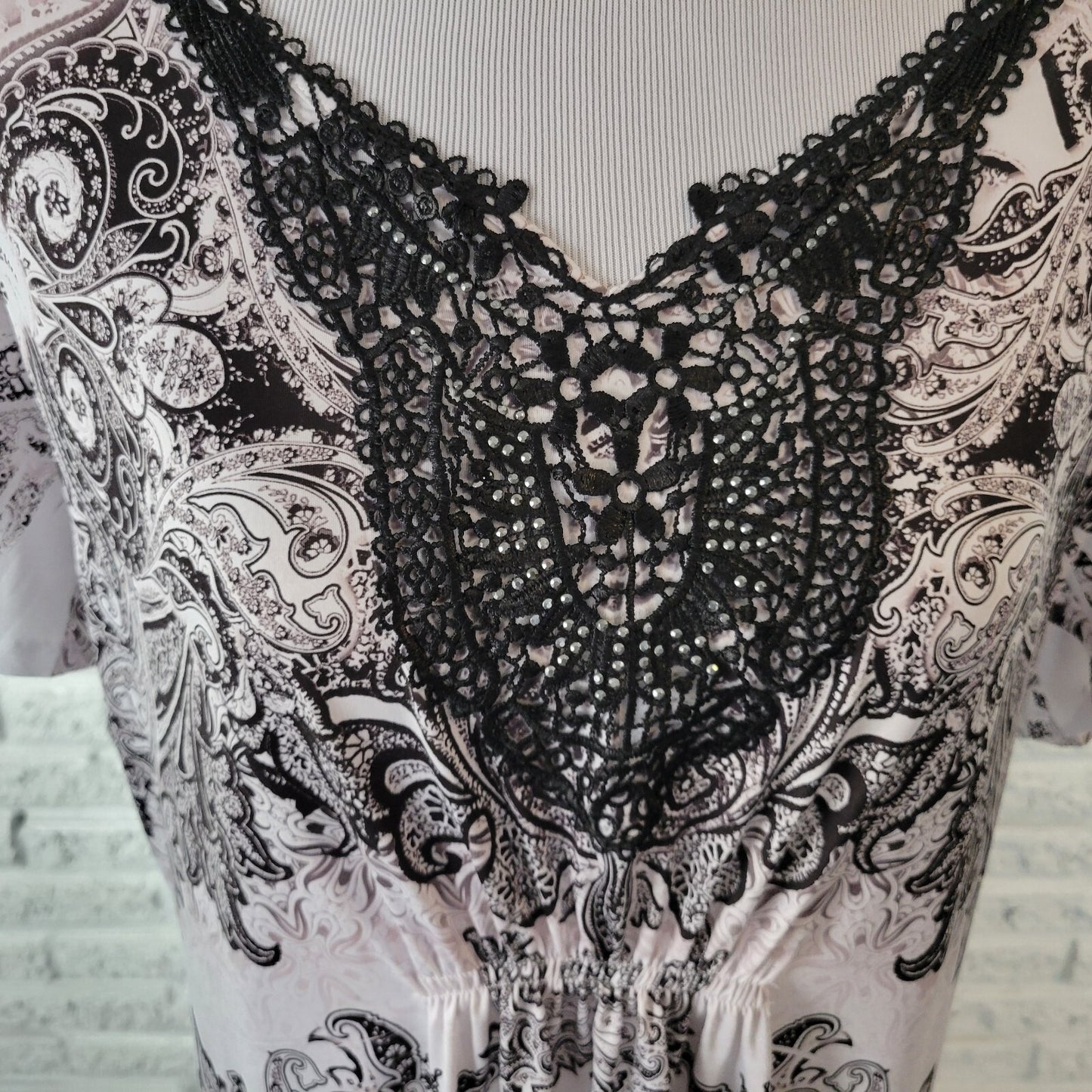 World Unity Womens Top 2X Plus Black White Paisley Asymmetric Lace Trim Studded