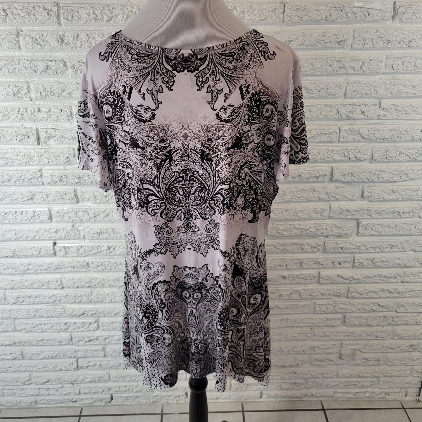 World Unity Womens Top 2X Plus Black White Paisley Asymmetric Lace Trim Studded