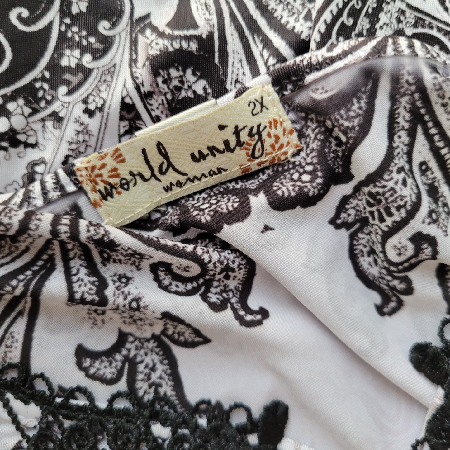 World Unity Womens Top 2X Plus Black White Paisley Asymmetric Lace Trim Studded