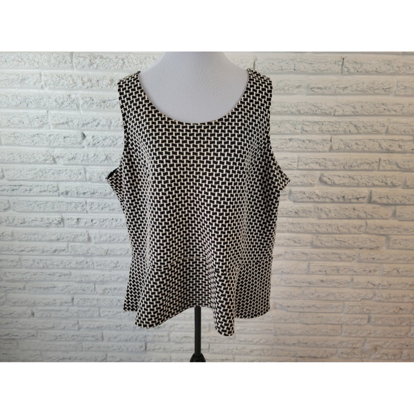 Lane Bryant Women's 22/24 Plus Black Geometric Knit Tank Top Round Neck