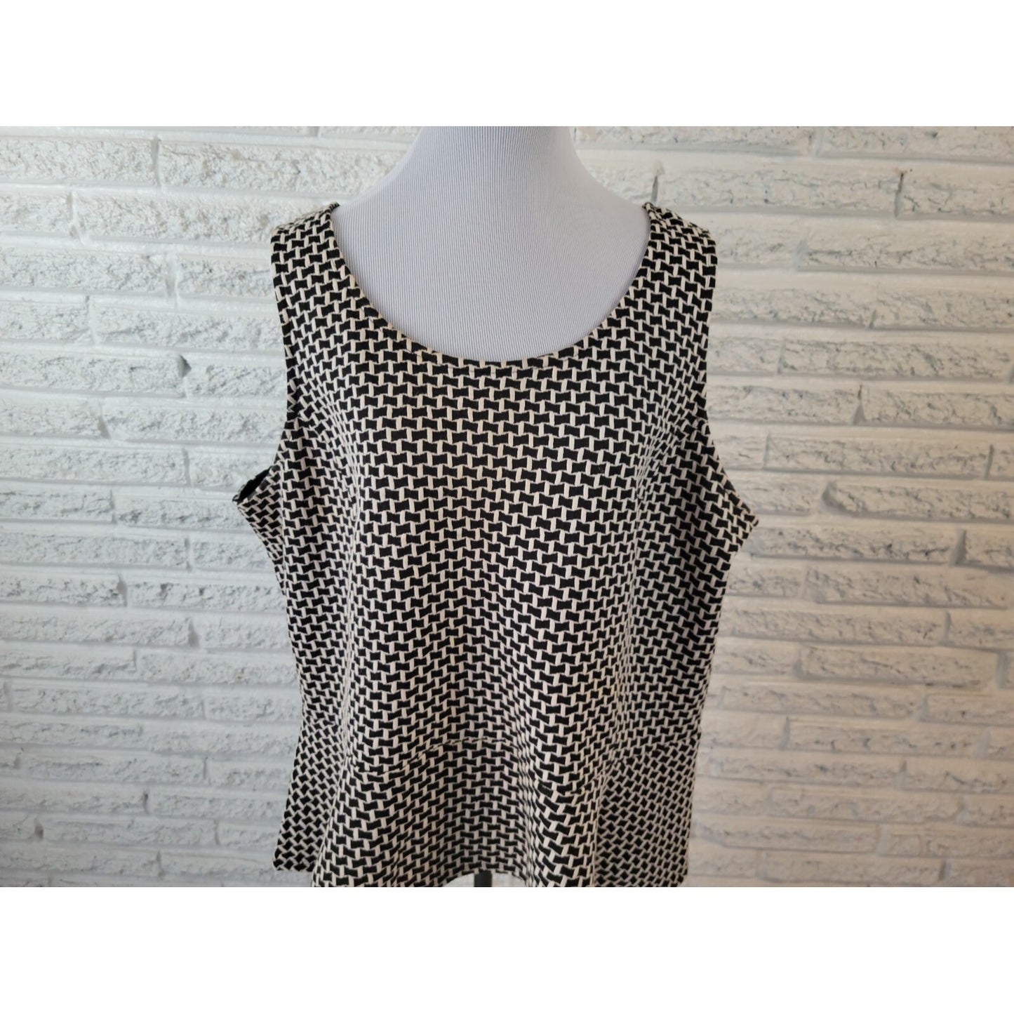 Lane Bryant Women's 22/24 Plus Black Geometric Knit Tank Top Round Neck
