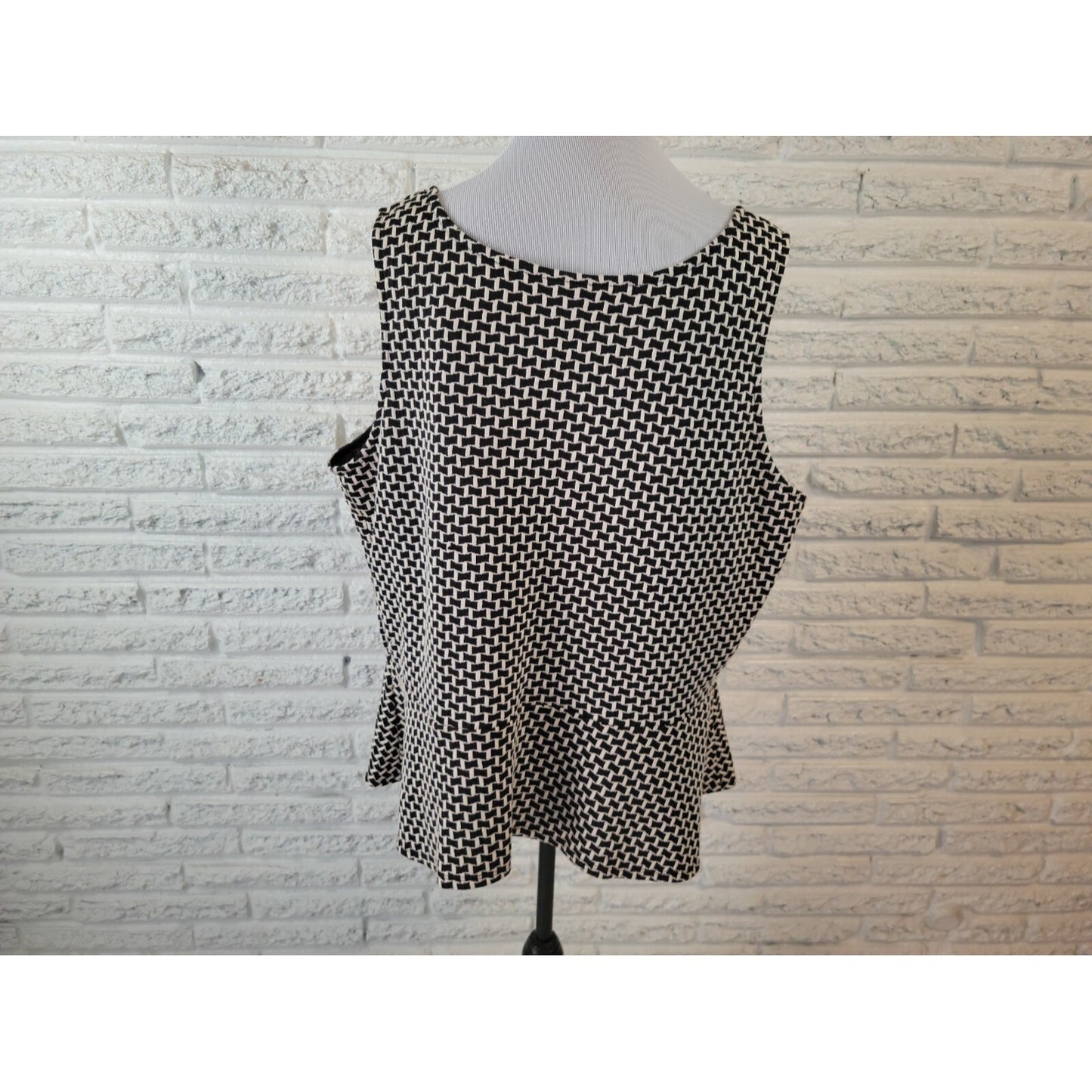Lane Bryant Women's 22/24 Plus Black Geometric Knit Tank Top Round Neck