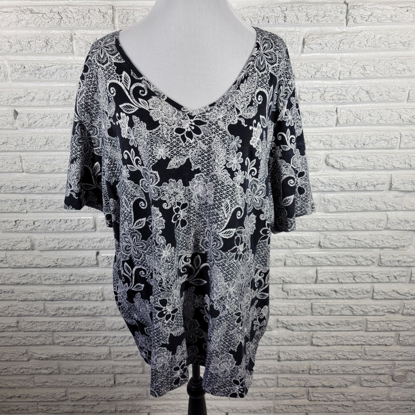 Catherines Womens Top 2X Plus Tee Tunic Black White Floral Cotton Blend Casual