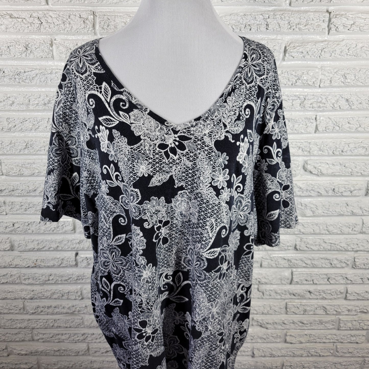 Catherines Womens Top 2X Plus Tee Tunic Black White Floral Cotton Blend Casual