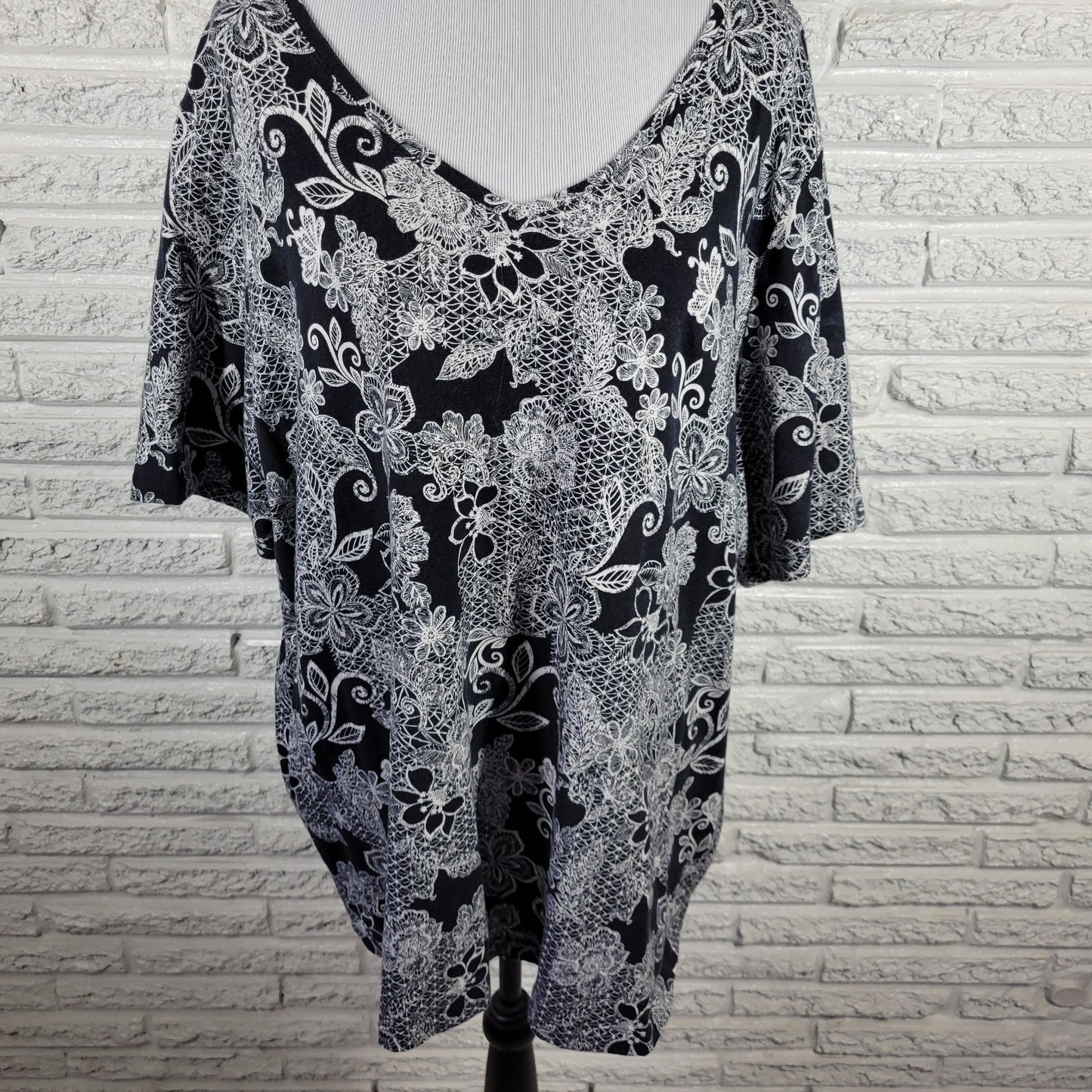 Catherines Womens Top 2X Plus Tee Tunic Black White Floral Cotton Blend Casual
