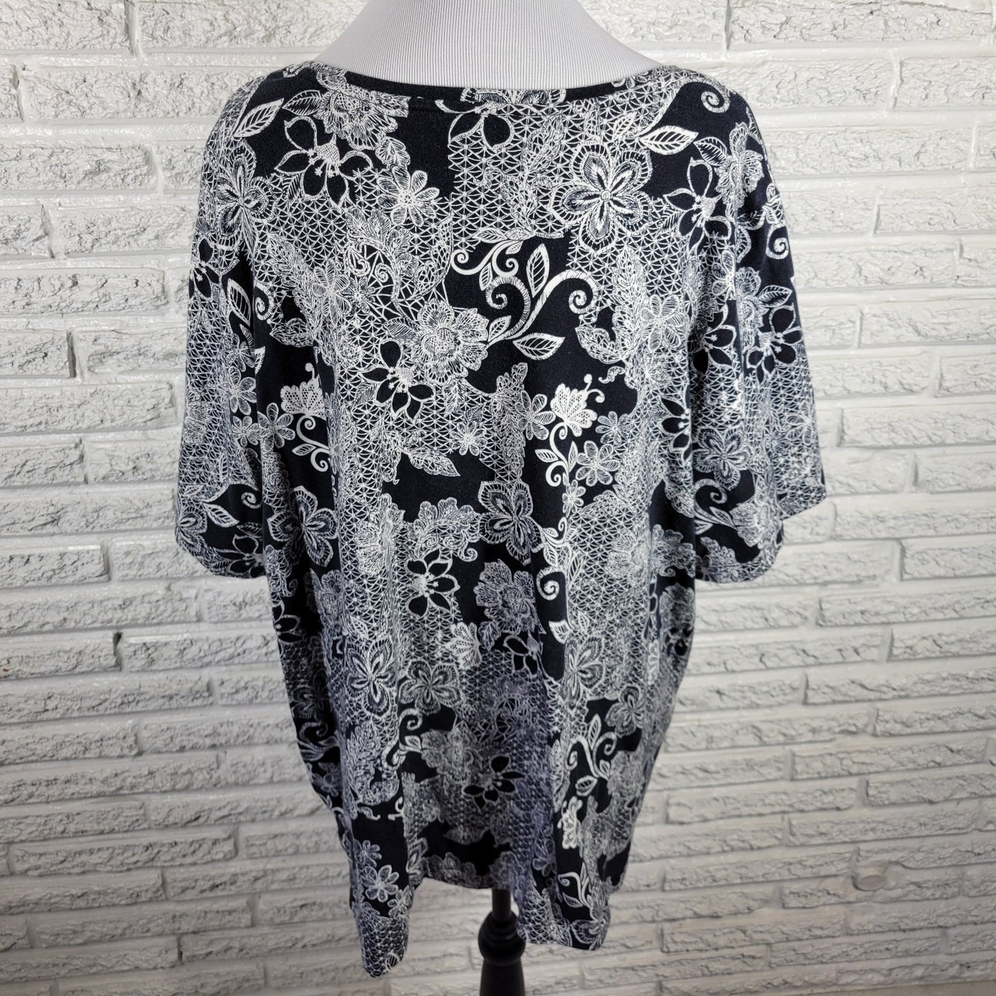 Catherines Womens Top 2X Plus Tee Tunic Black White Floral Cotton Blend Casual