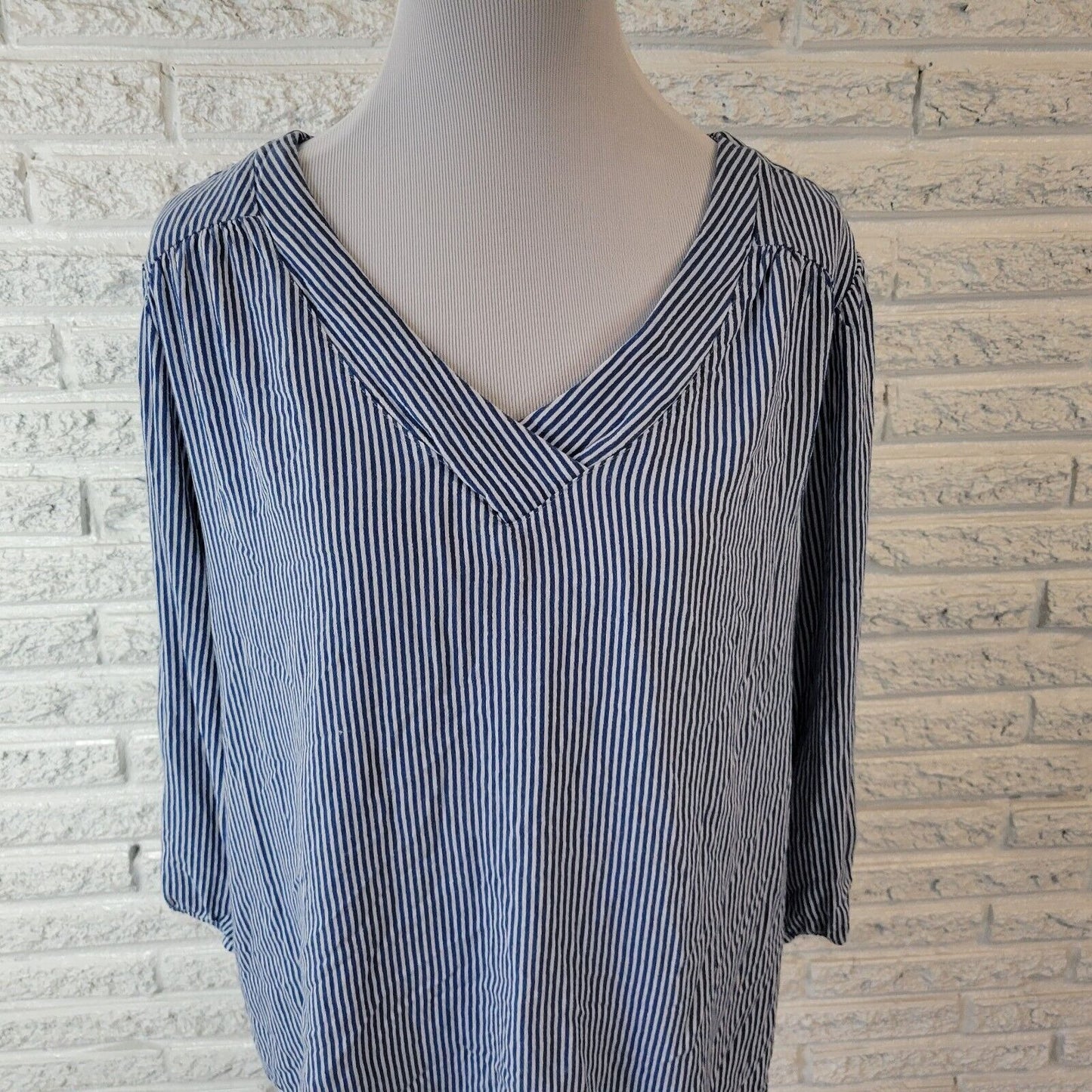 St Johns Bay Womens Top 0X Plus 3/4 Sleeve Blue Stripe Lightweight Rayon Casual