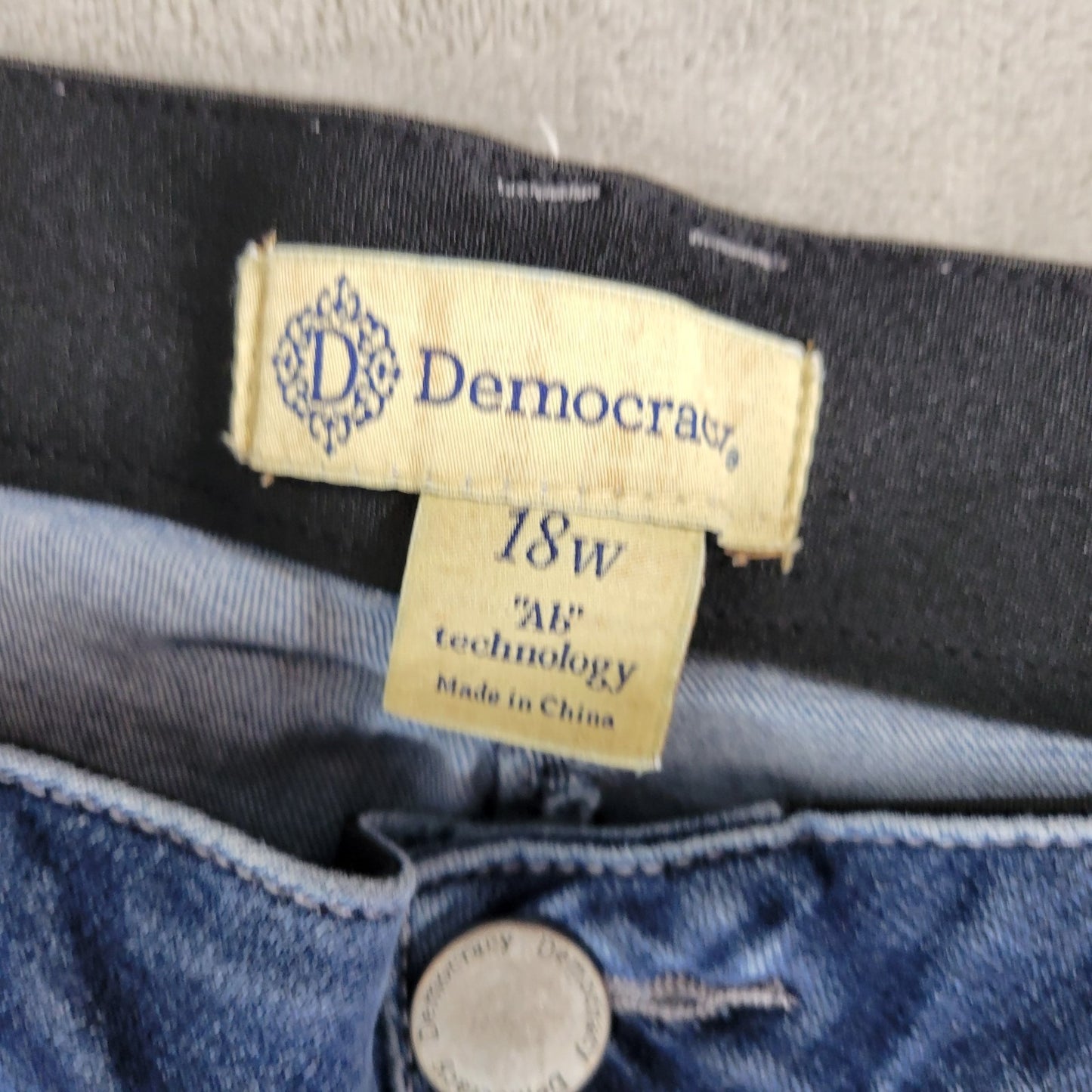Democracy Womens Shorts 18W Plus Ab Technology Medium Blue Denim Comfy Zip Fly
