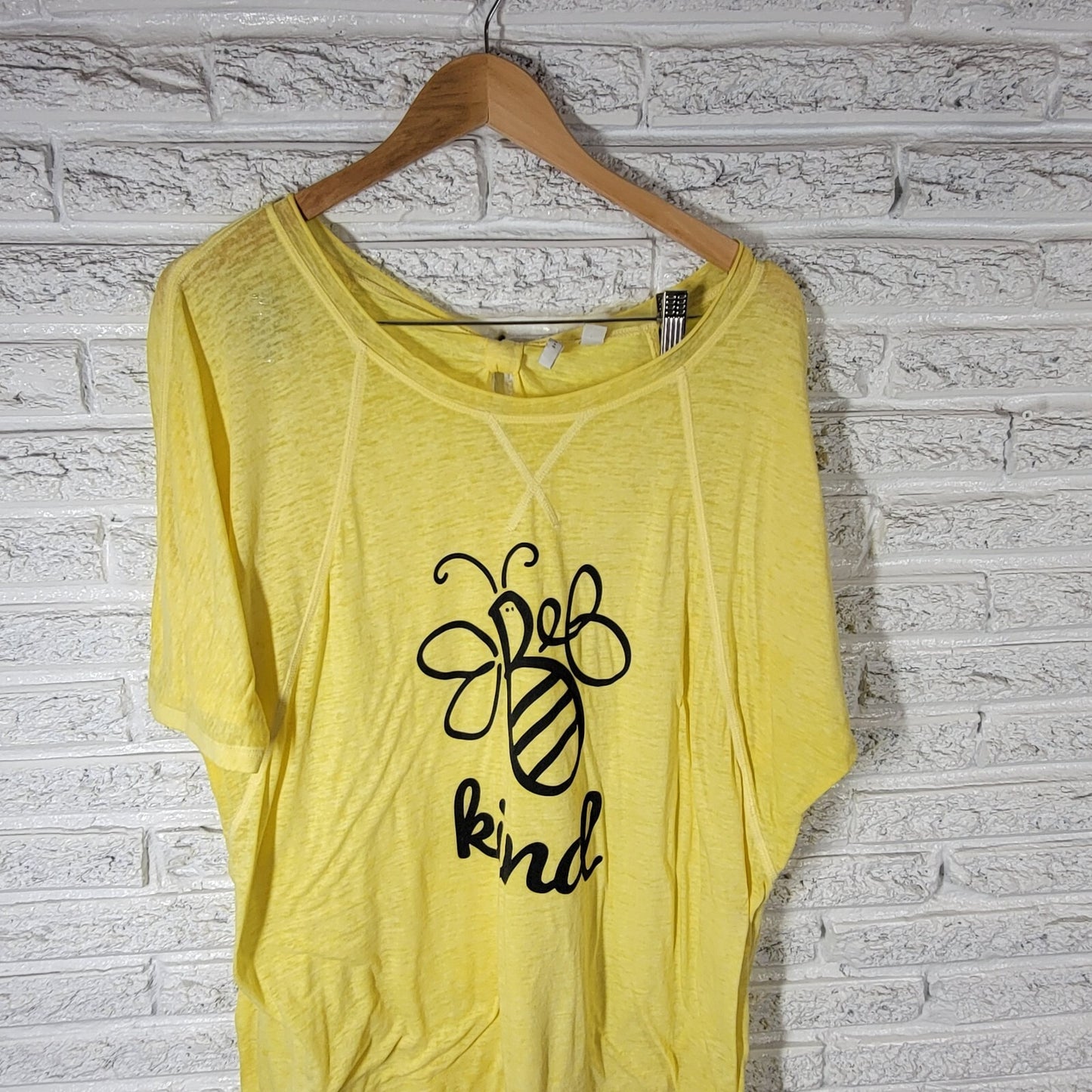 Cato Est 1946 Womens Top 18W 20W Lightweight Back Keyhole Yellow Bumble Bee Kind