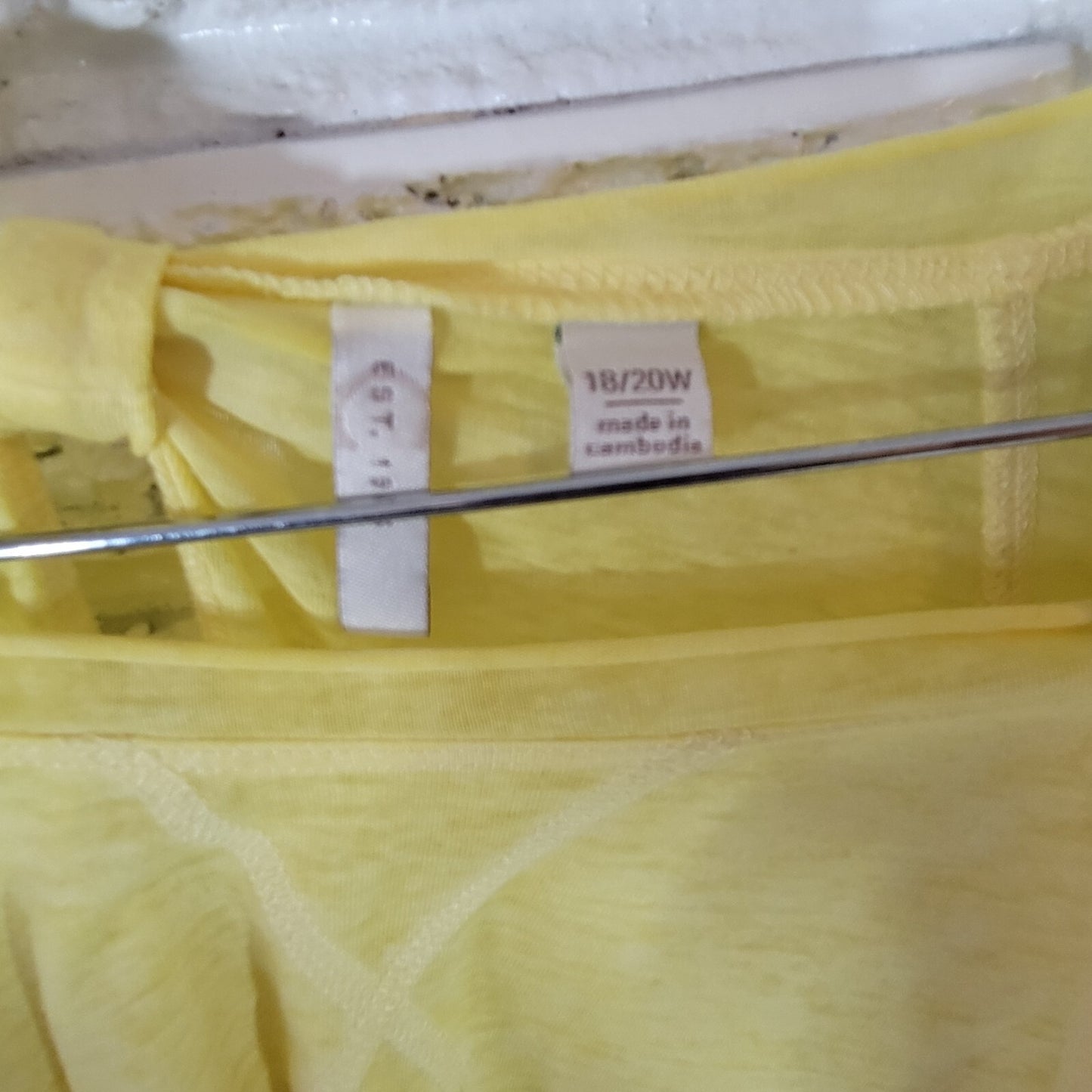 Cato Est 1946 Womens Top 18W 20W Lightweight Back Keyhole Yellow Bumble Bee Kind