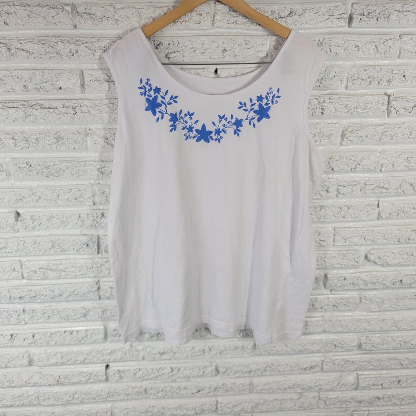 CW Classics Womens Top 2X Plus Tank White Blue Floral Lightweight Embroidered