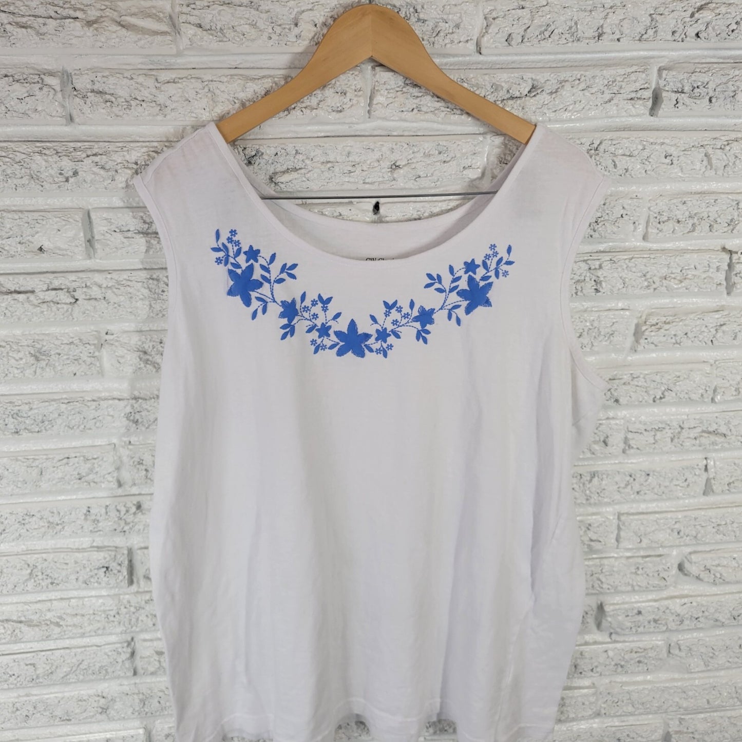 CW Classics Womens Top 2X Plus Tank White Blue Floral Lightweight Embroidered