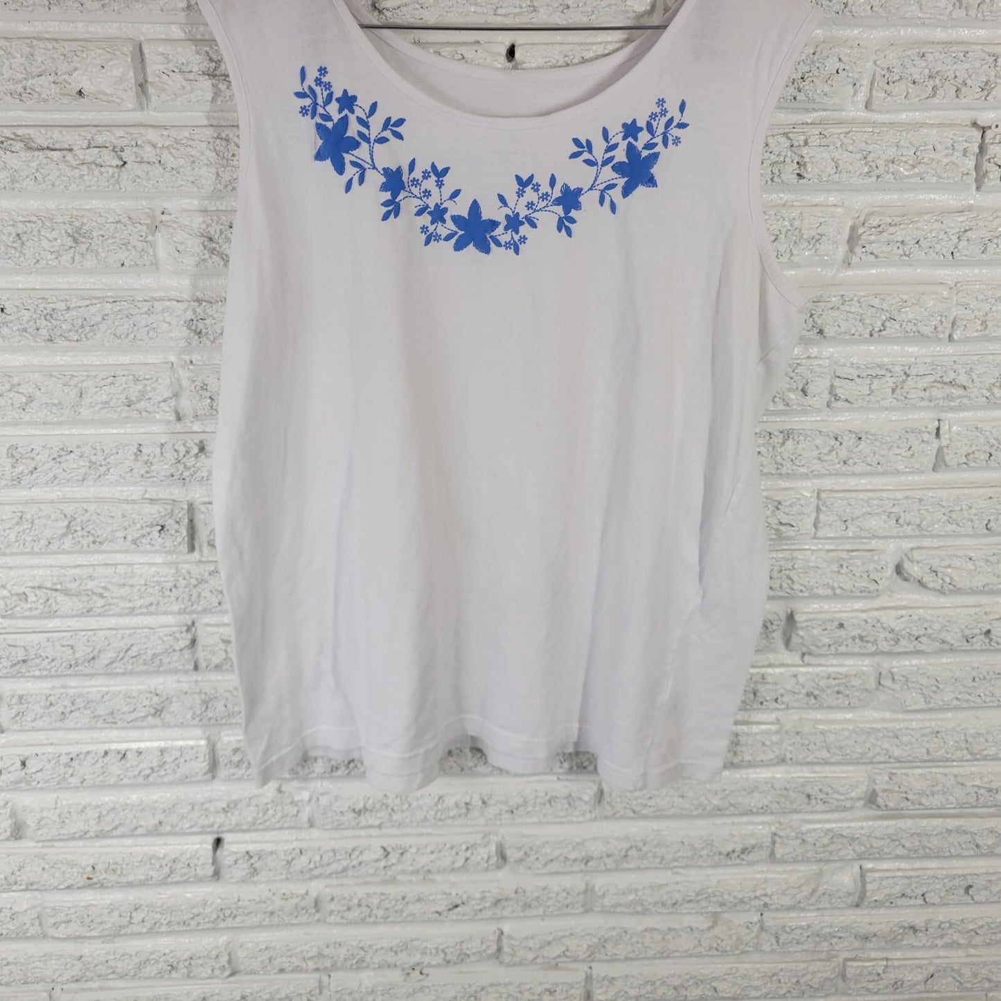 CW Classics Womens Top 2X Plus Tank White Blue Floral Lightweight Embroidered