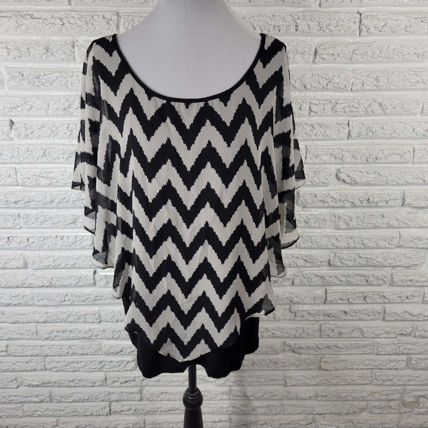 Alyx Women's 2X Plus Size Top Blouse Black White Zig Zag Kimono Sleeve Lined