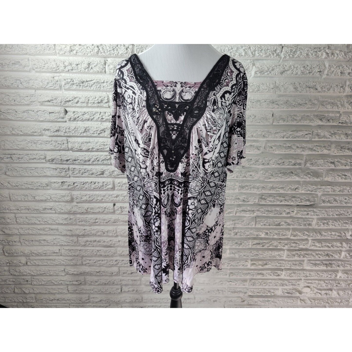 Energe Womens Top 2X Plus Tunic Short Sleeve Mandala Black Lace Trim Laser Cut