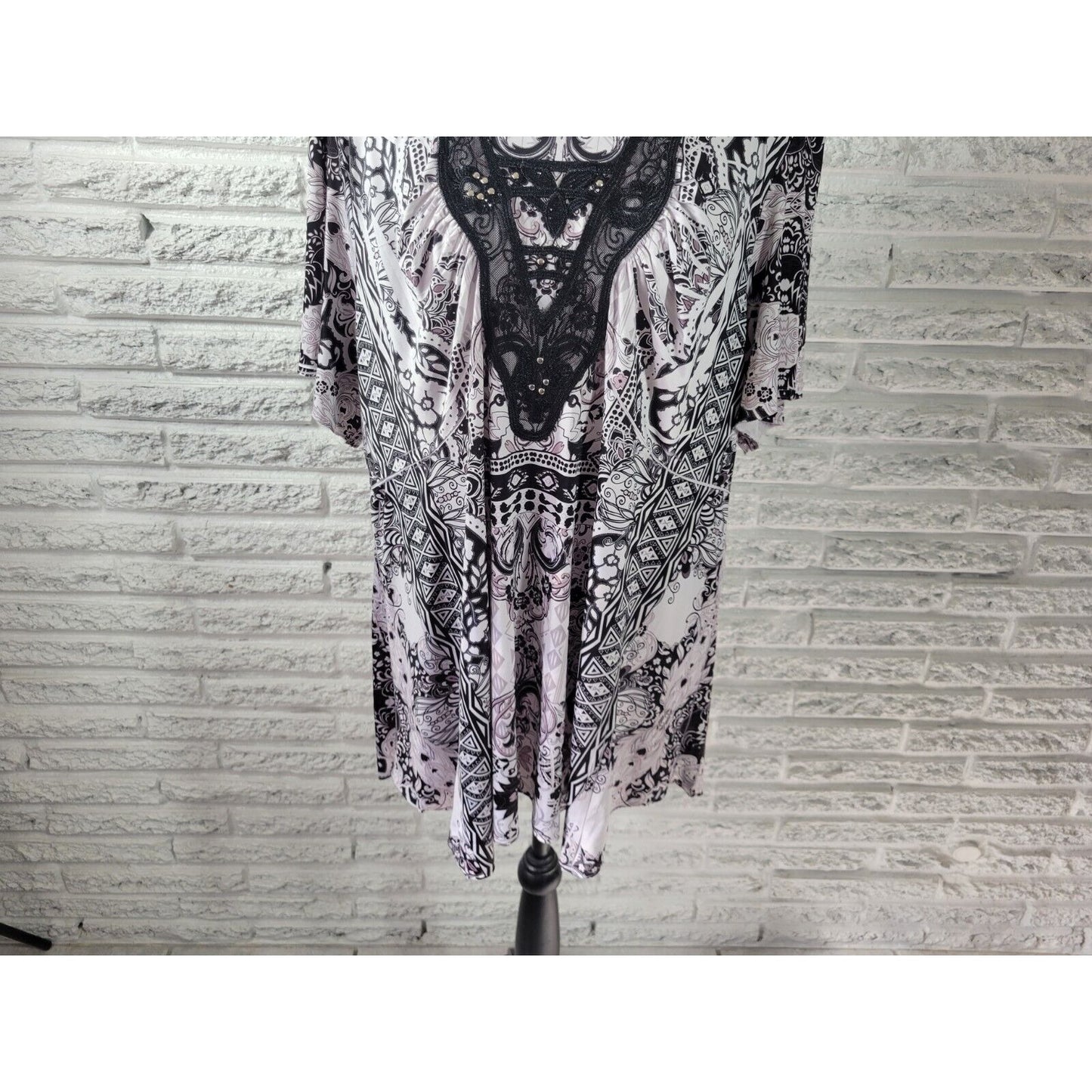 Energe Womens Top 2X Plus Tunic Short Sleeve Mandala Black Lace Trim Laser Cut