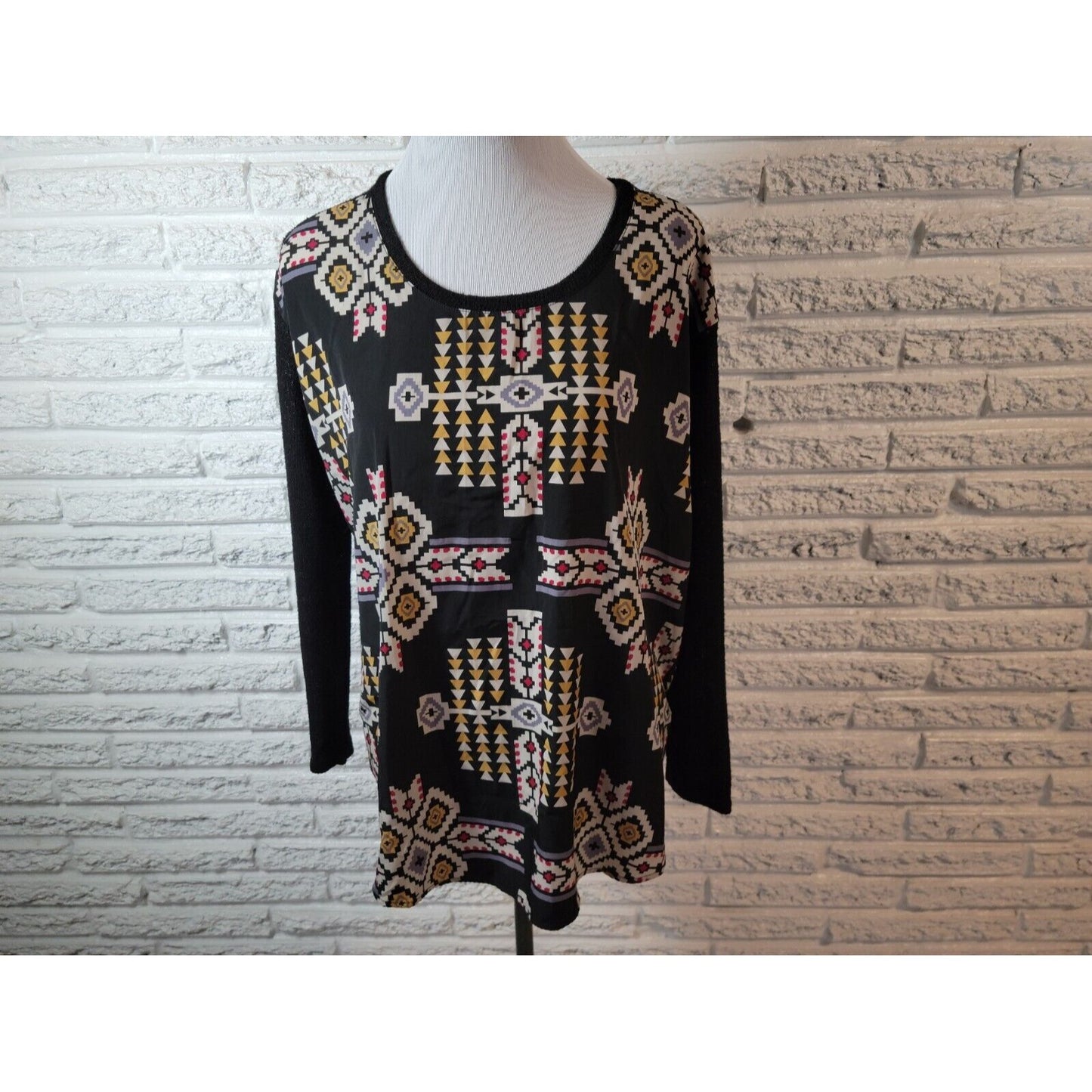 Forever 21 Womens Top Extra Large XL Long Sleeve Knit Poly Blend Black Geometric