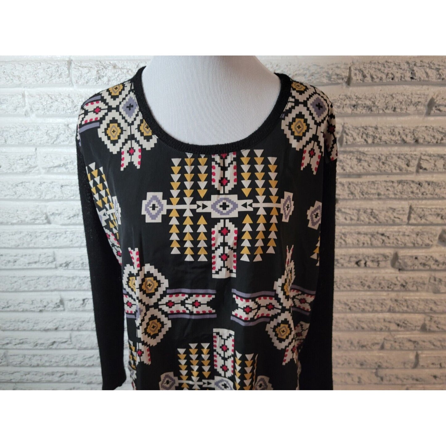 Forever 21 Womens Top Extra Large XL Long Sleeve Knit Poly Blend Black Geometric