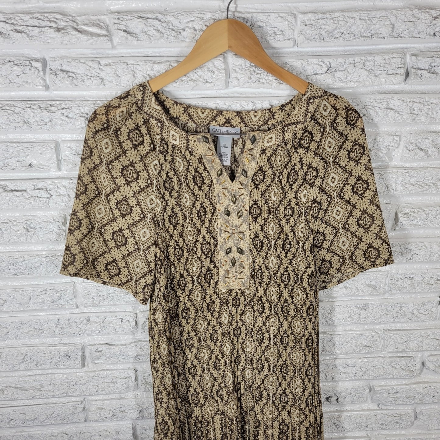 Catherines Women's 0X Brown Geometric Crinkle Pintuck Sheer V-Neck Short Sleeve