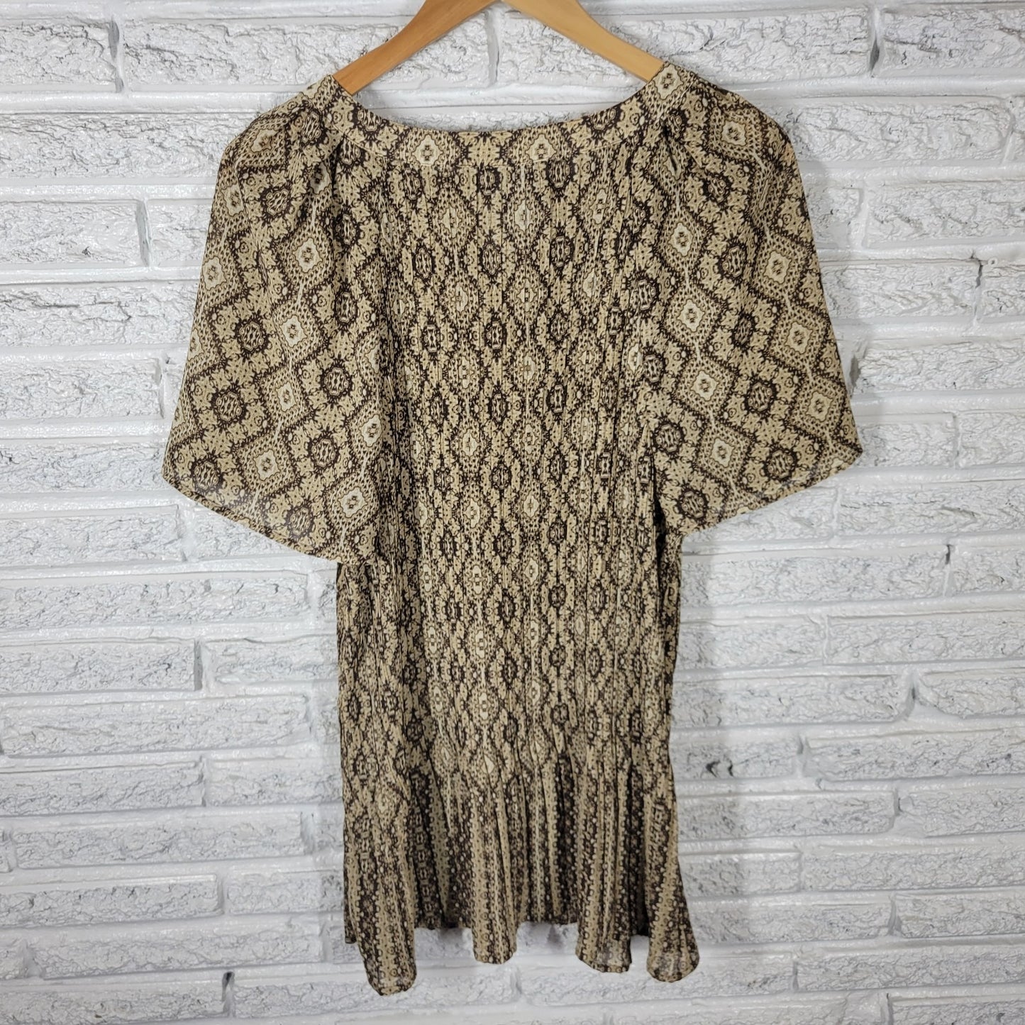 Catherines Women's 0X Brown Geometric Crinkle Pintuck Sheer V-Neck Short Sleeve