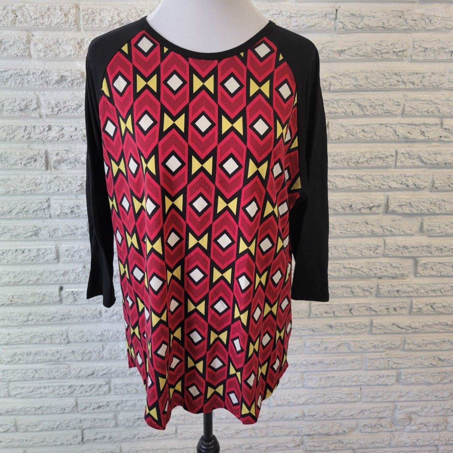 LuLaRoe 2XL Plus Size Randy Tee Red Black Geometric Raglan 3/4 Sleeve Knit Top