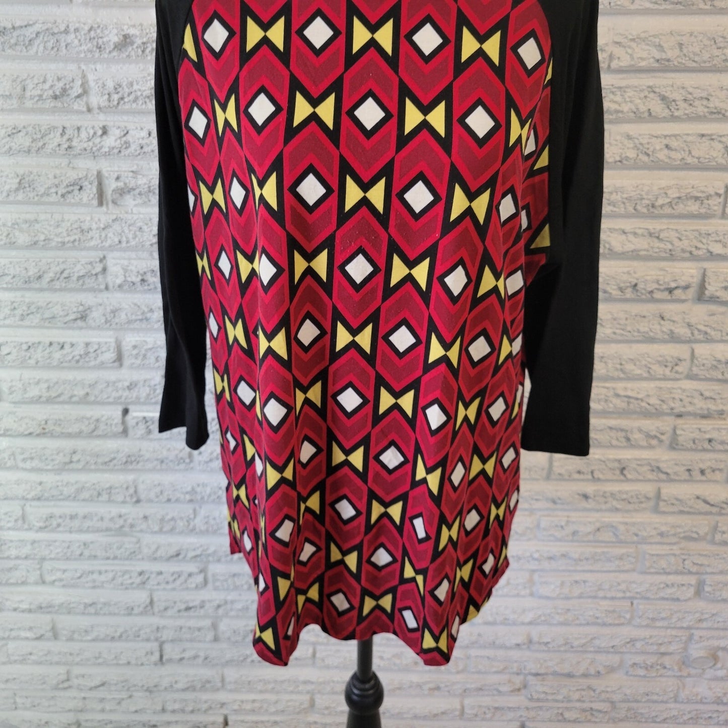 LuLaRoe 2XL Plus Size Randy Tee Red Black Geometric Raglan 3/4 Sleeve Knit Top