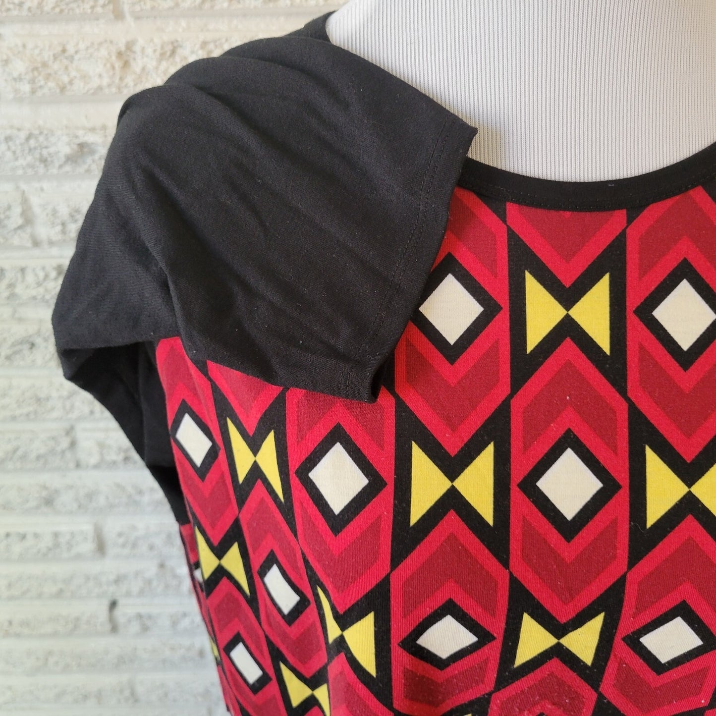 LuLaRoe 2XL Plus Size Randy Tee Red Black Geometric Raglan 3/4 Sleeve Knit Top