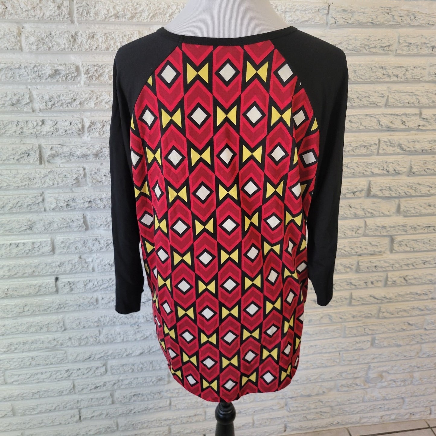 LuLaRoe 2XL Plus Size Randy Tee Red Black Geometric Raglan 3/4 Sleeve Knit Top